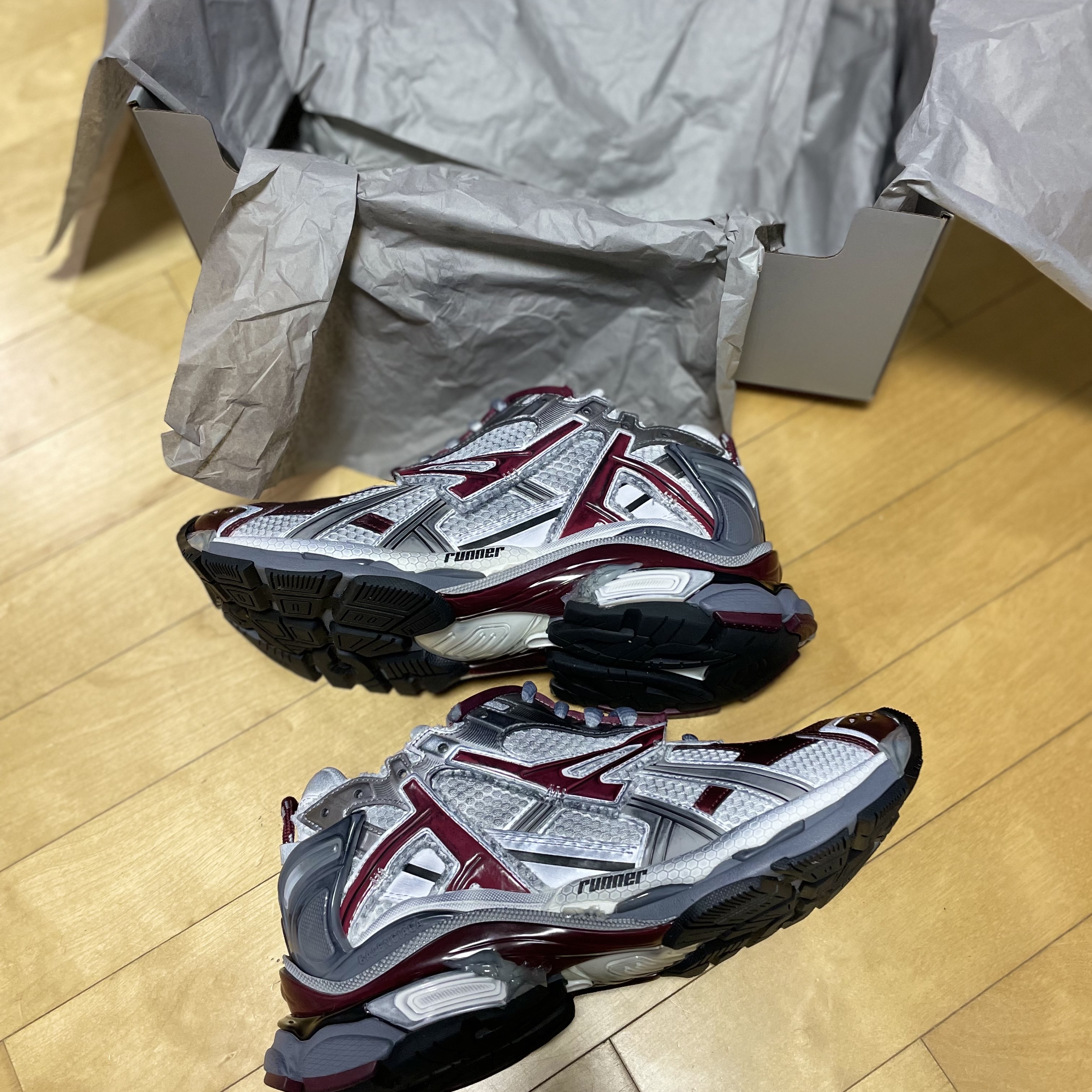 Balenciaga Runner Sneakers Grey Burgundy 착용 스타일