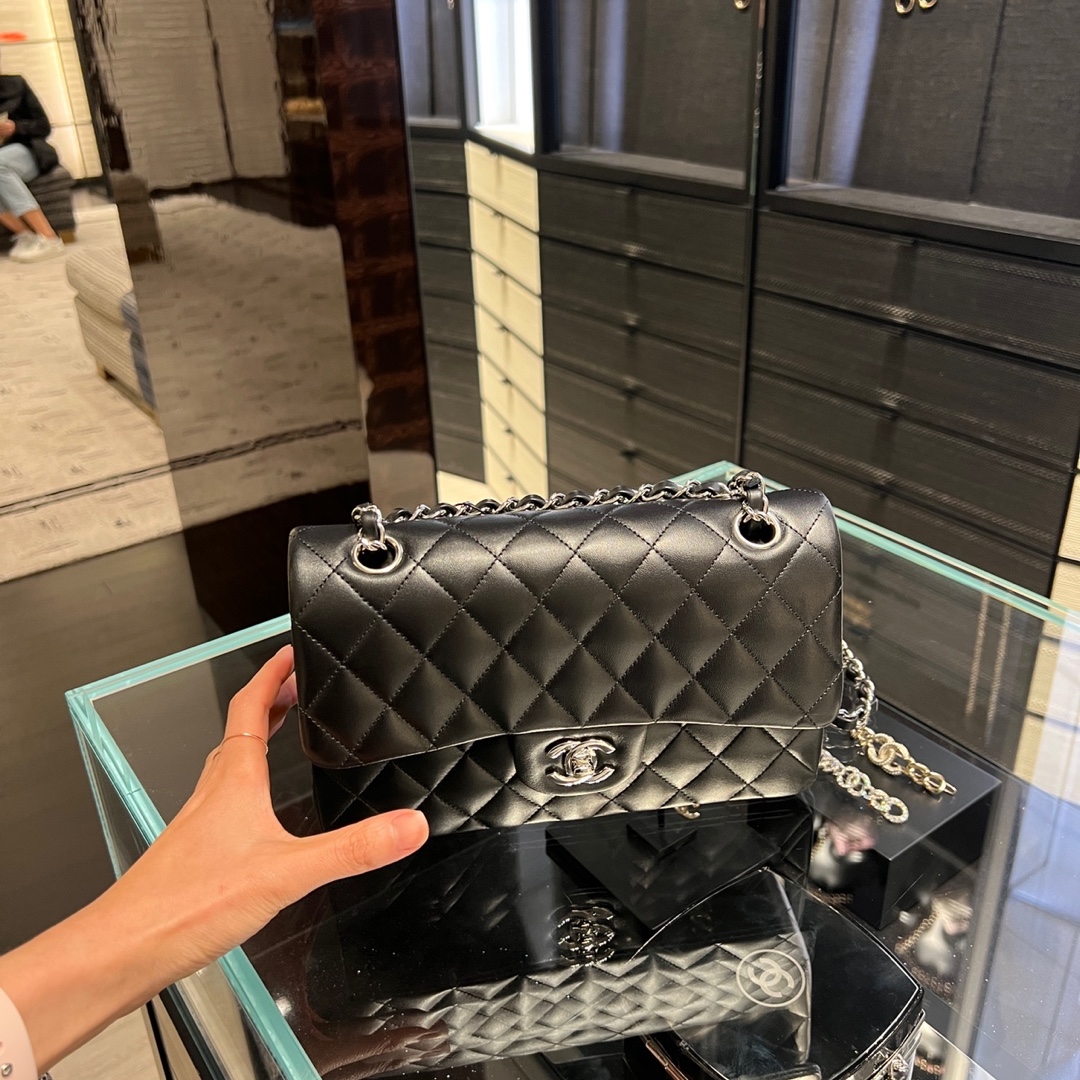 Chanel Small Classic Handbag Lambskin & Silver Black 착용 스타일 - 1