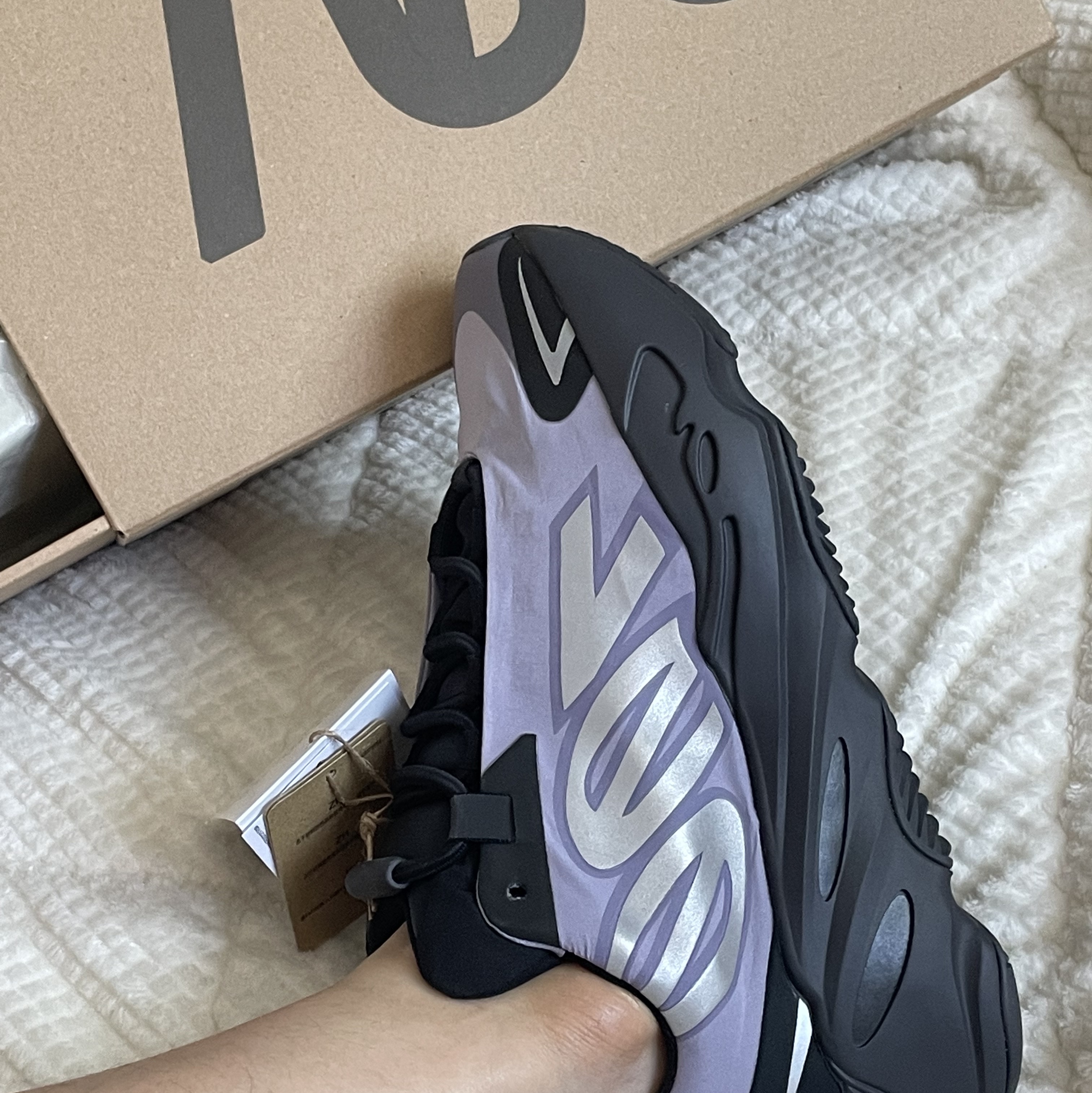 Adidas Yeezy Boost 700 MNVN Geode 착용 스타일 - 2