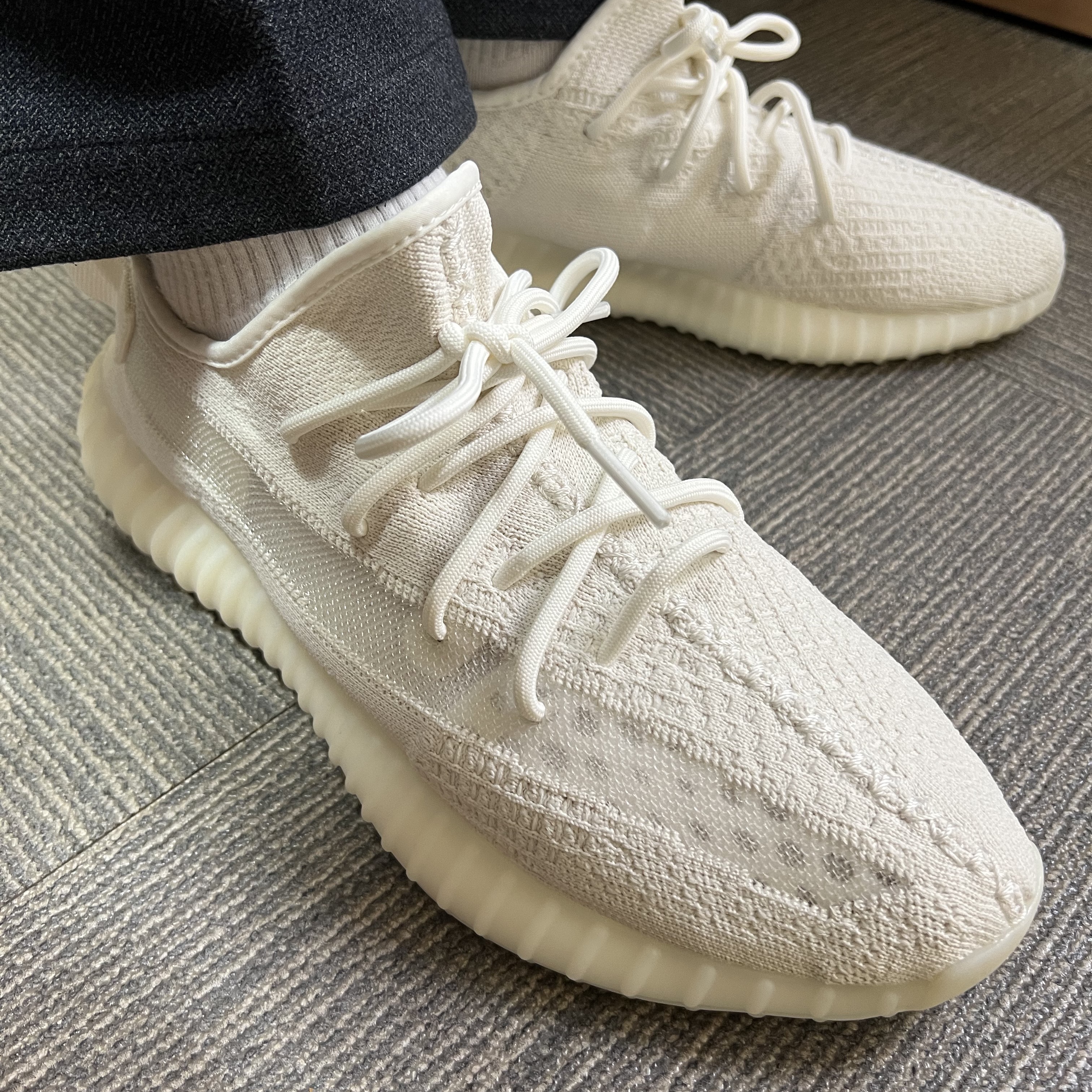 Adidas Yeezy Boost 350 V2 Black - Non-Reflective, Adidas Yeezy Boost 350 V2 Zyon 착용 스타일 - 3