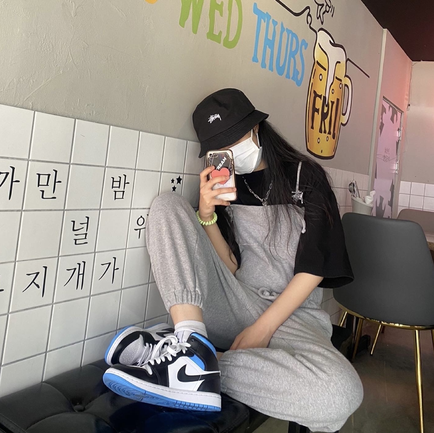 (W) Jordan 1 Mid White Black University Blue, Stussy Stock Bucket Hat Black 착용 스타일