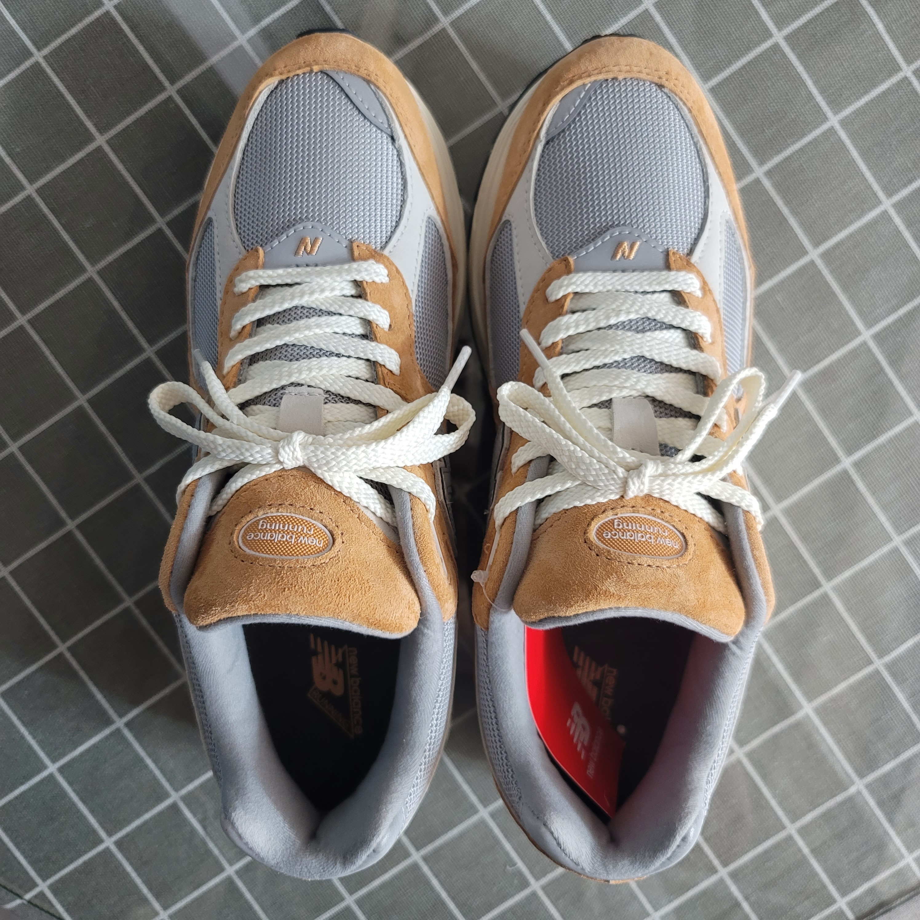 New Balance 2002R Special Vintage Beige 착용 스타일 - 2