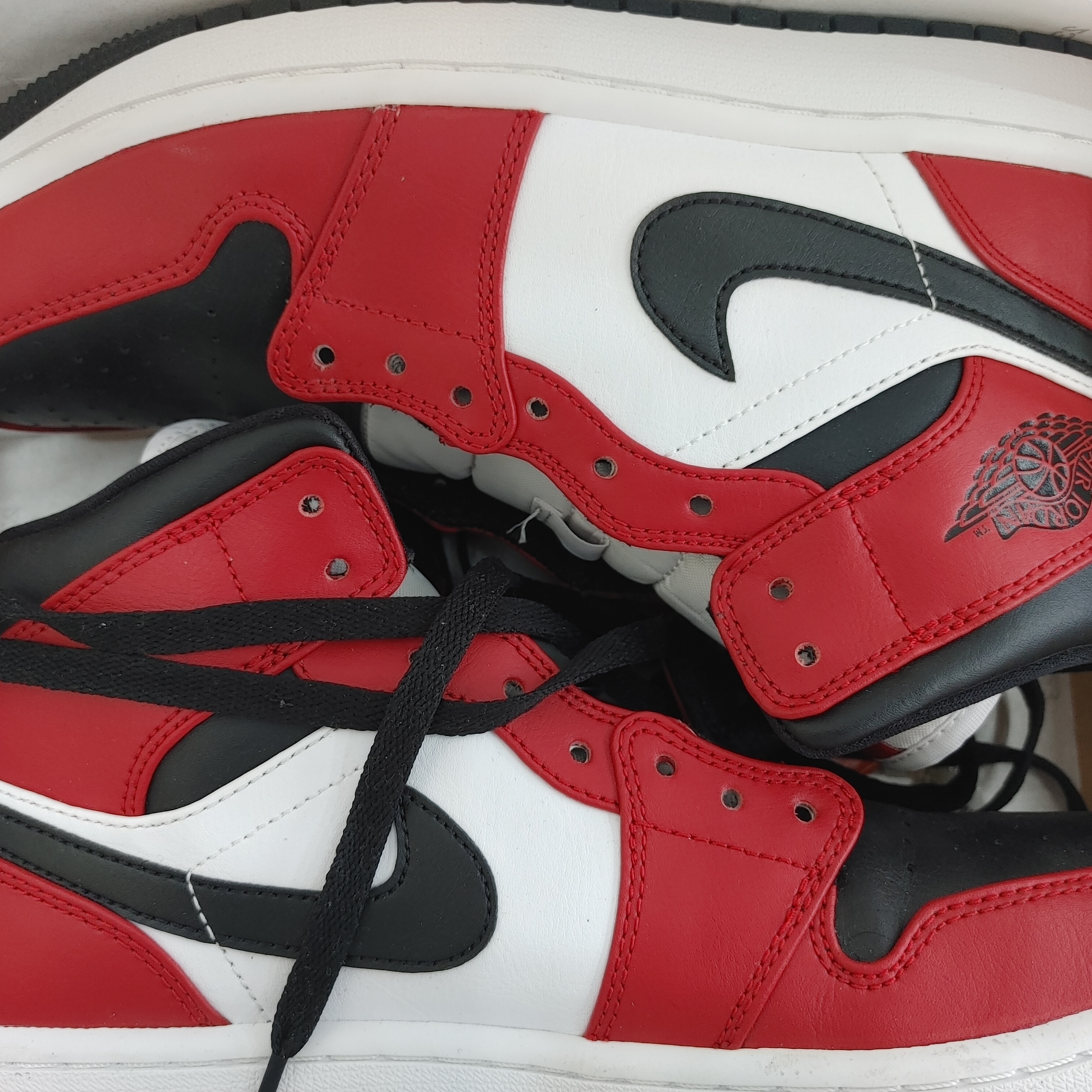 Jordan 1 Mid Chicago Black Toe 착용 스타일