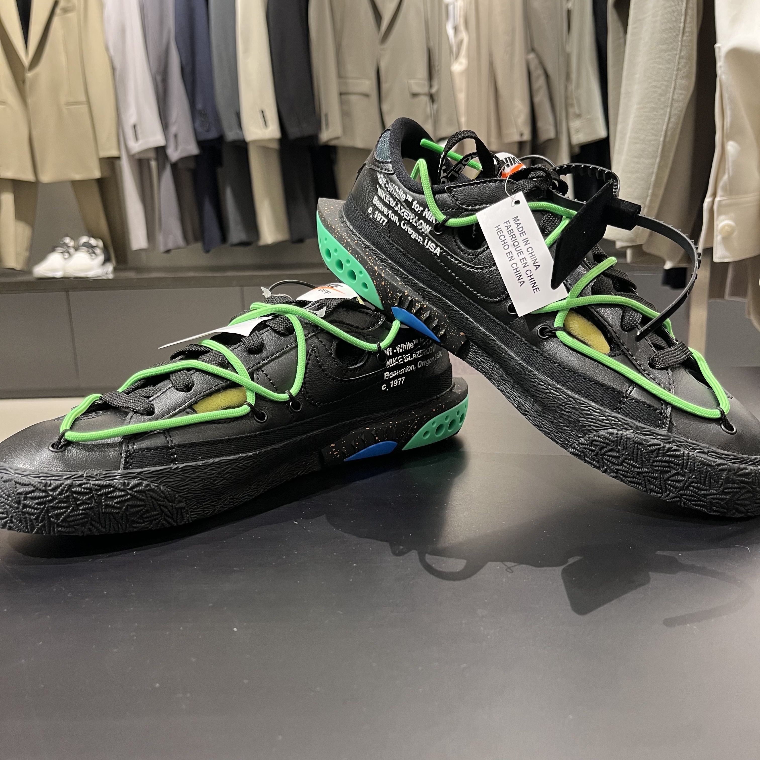Nike x Off-White Blazer Low '77 Black and Electro Green 착용 스타일 - 1