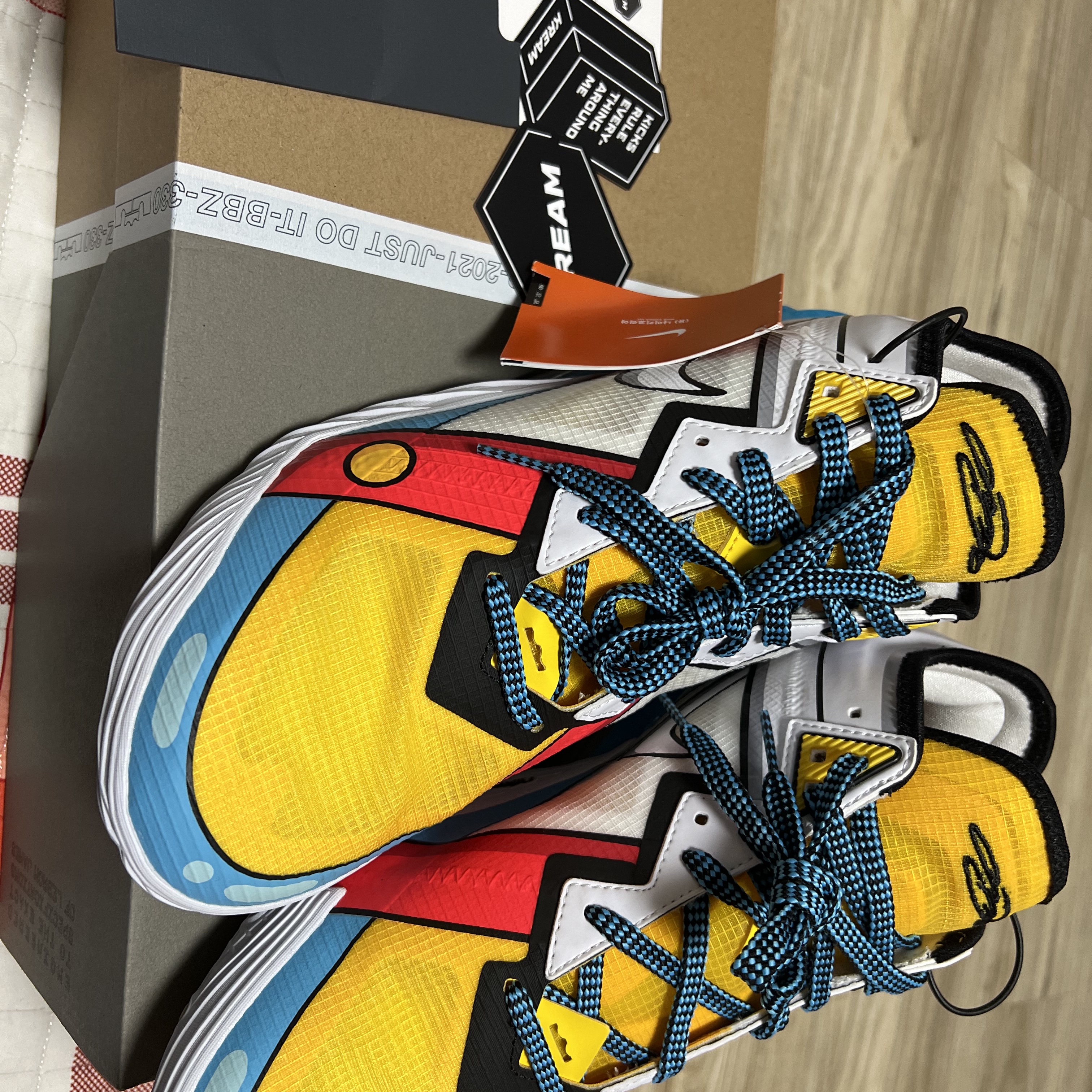 Nike Lebron 18 Low Cartoon Art 착용 스타일 - 1