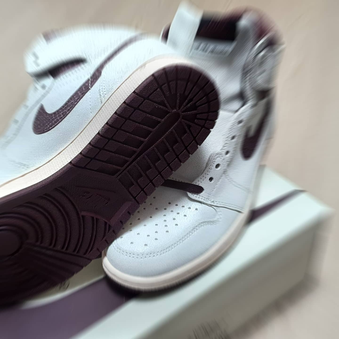 Jordan 1 x A Ma Maniere Retro High OG SP Sail and Burgundy 착용 스타일 - 5