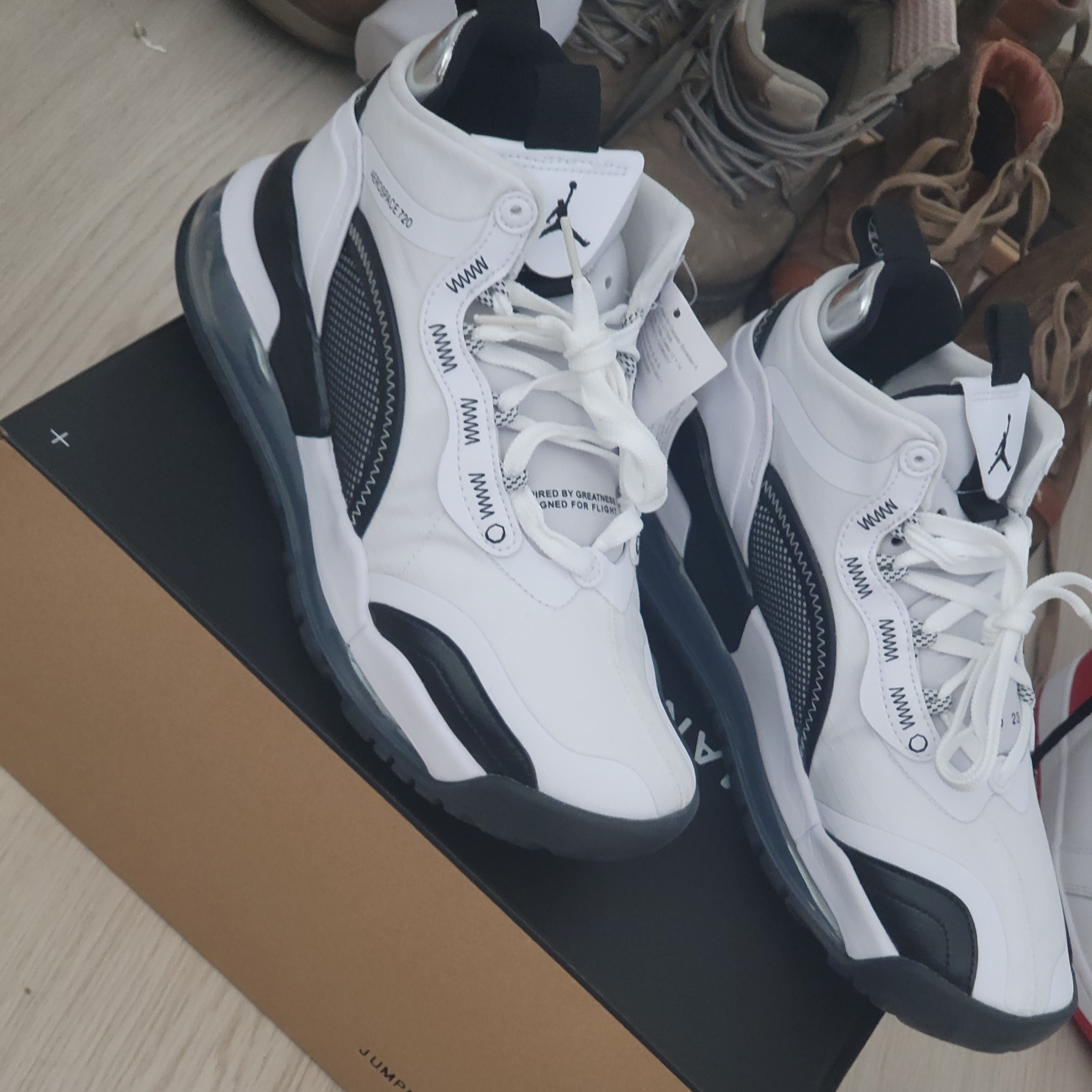 Jordan Aerospace 720 White Black Platinum 착용 스타일 - 2