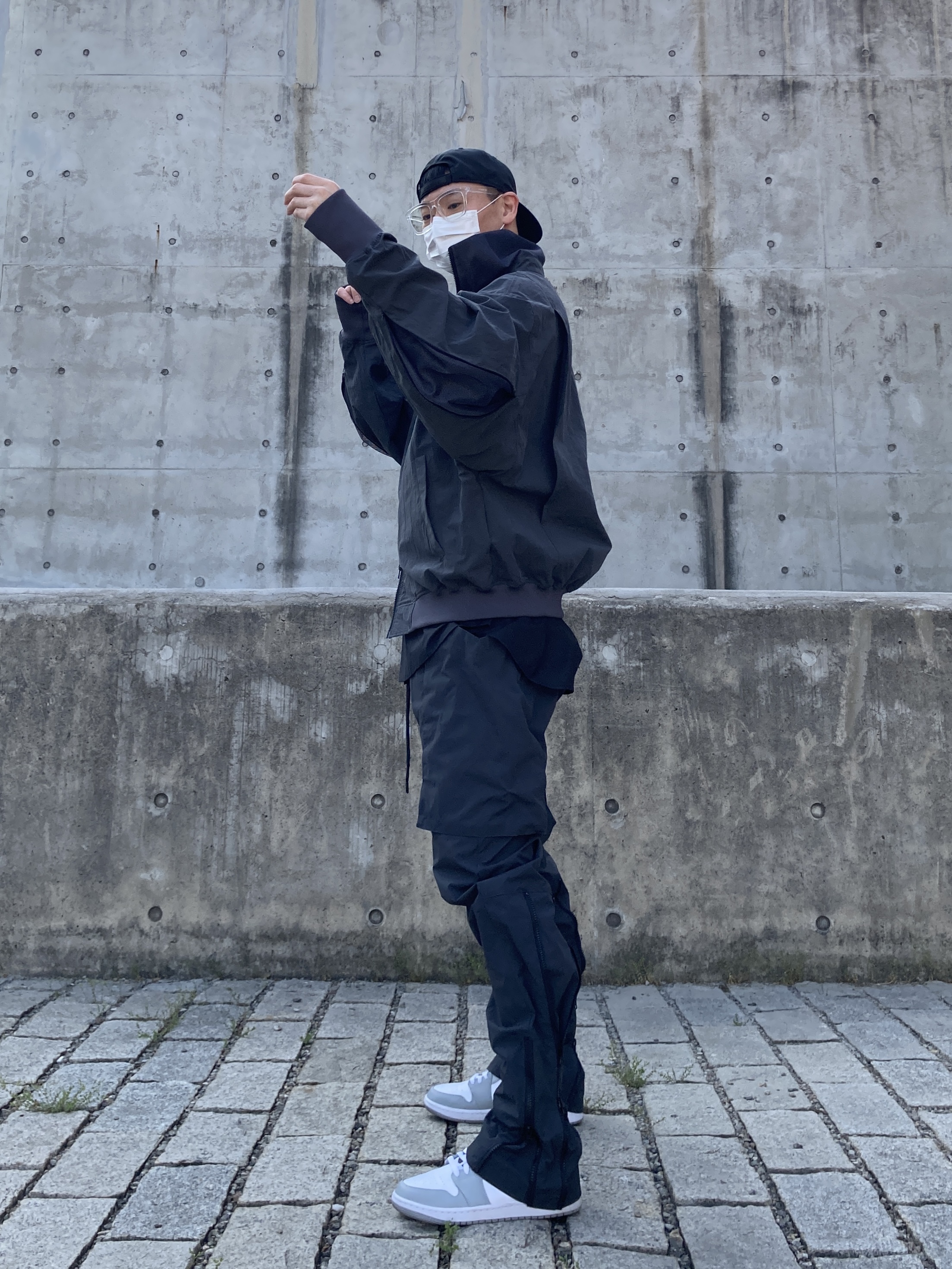 Jordan 1 Mid Light Smoke Grey Anthracite, Essentials x New Era Retro Crown Strapback Black 착용 스타일 - 3