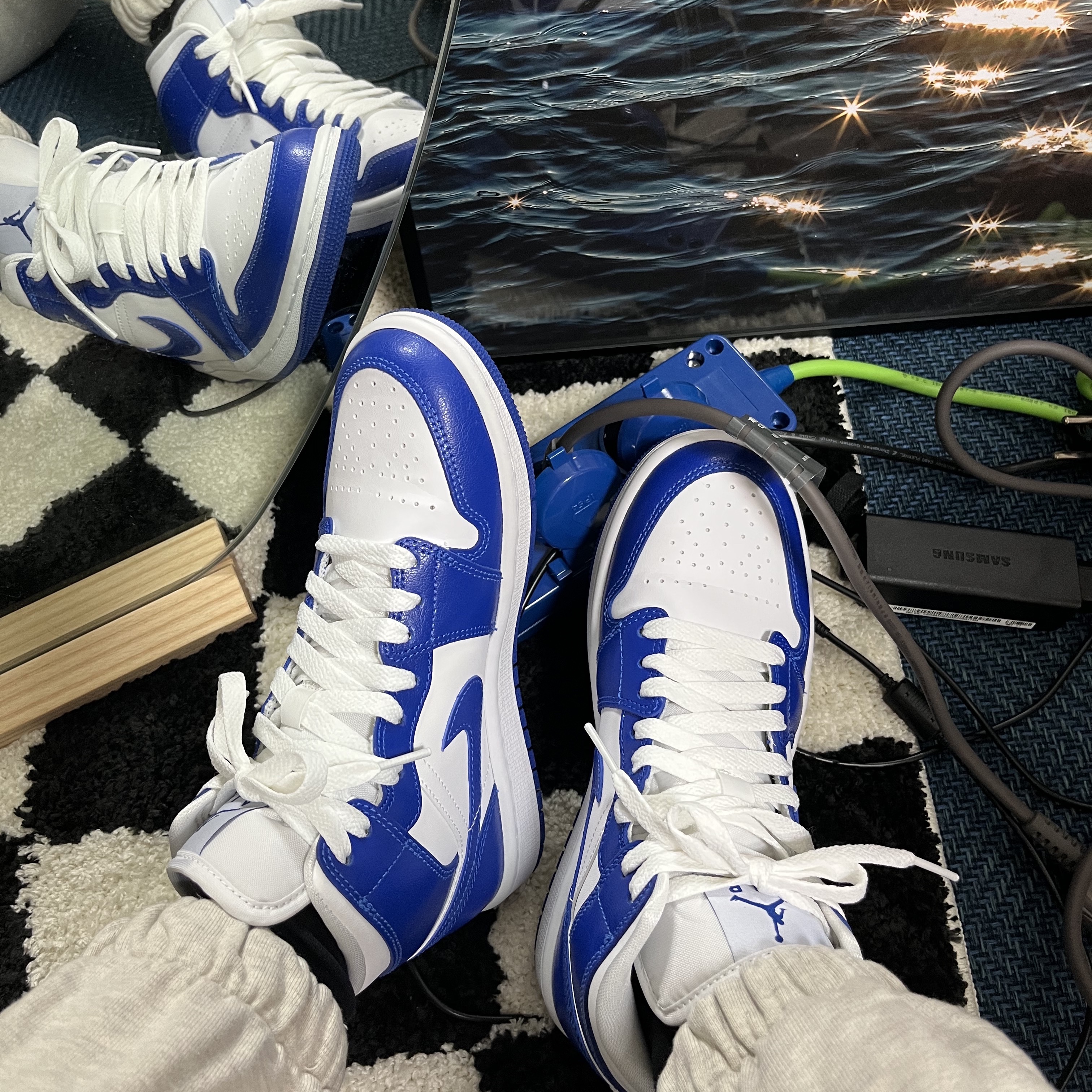 (W) Jordan 1 Mid White Hyper Royal 착용 스타일 - 2