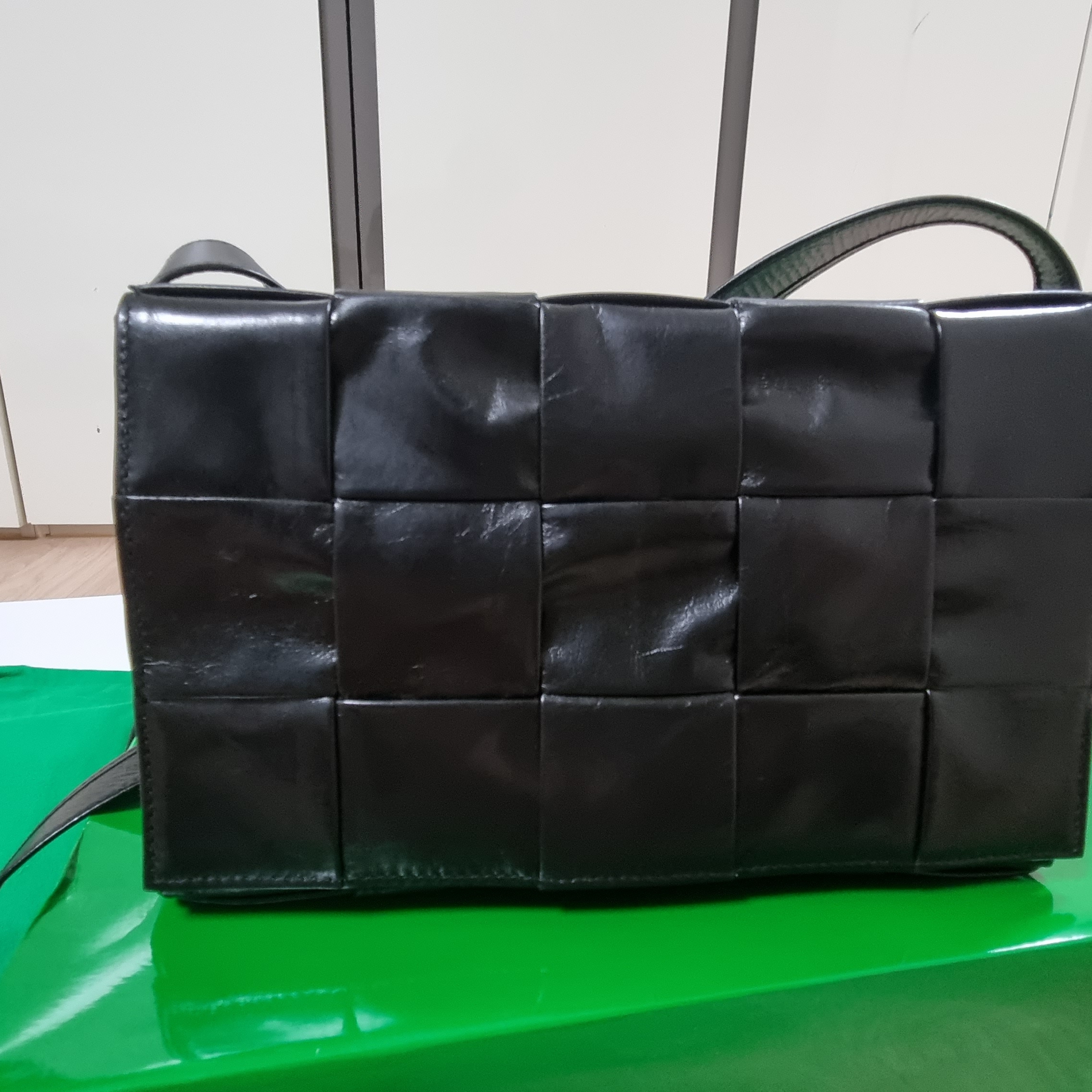 Bottega Veneta Leather Cassette Black 착용 스타일 - 2