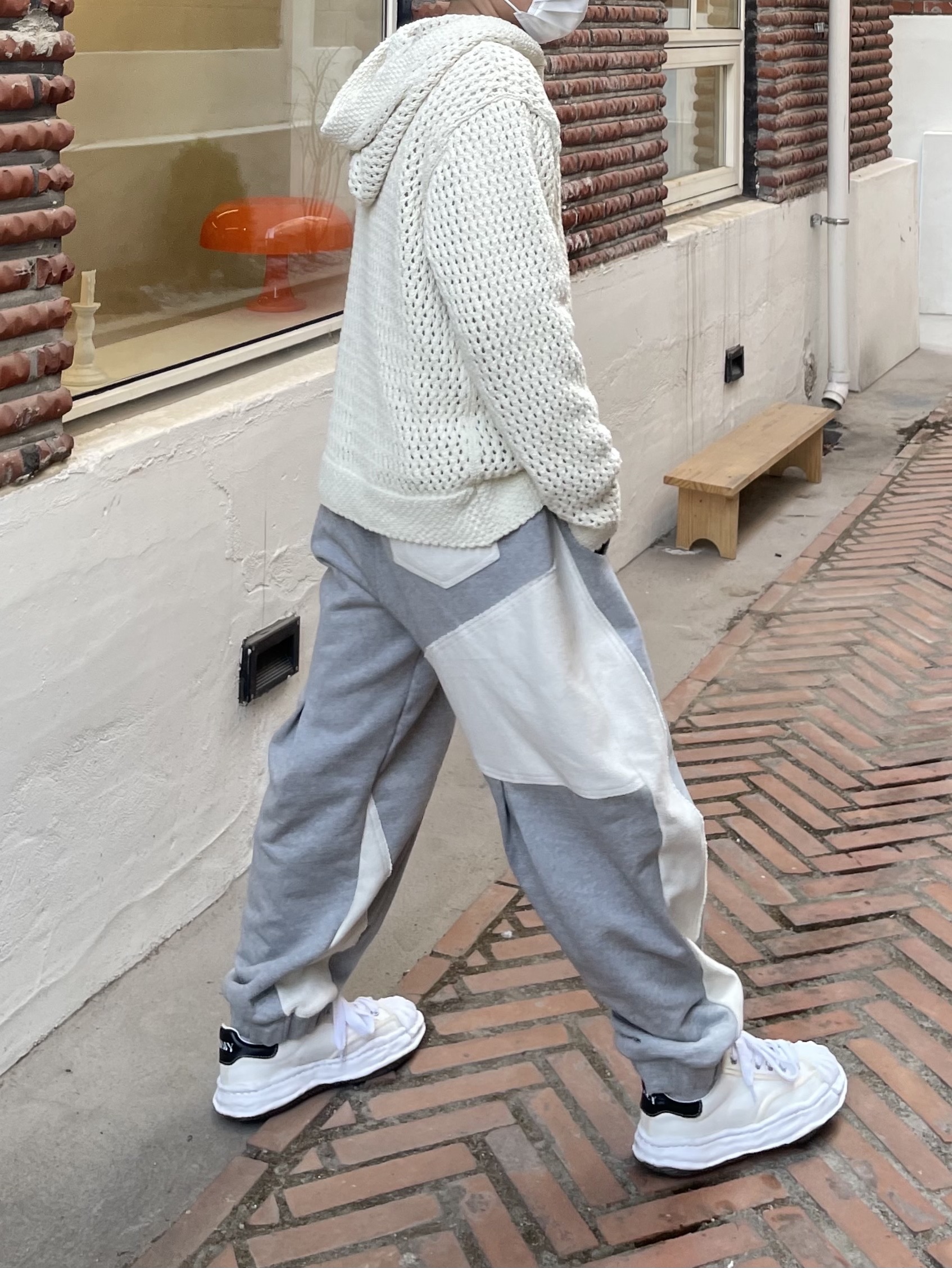 Maison Mihara Yasuhiro Blakey OG Sole Canvas Low-top Sneakers White 착용 스타일 - 4