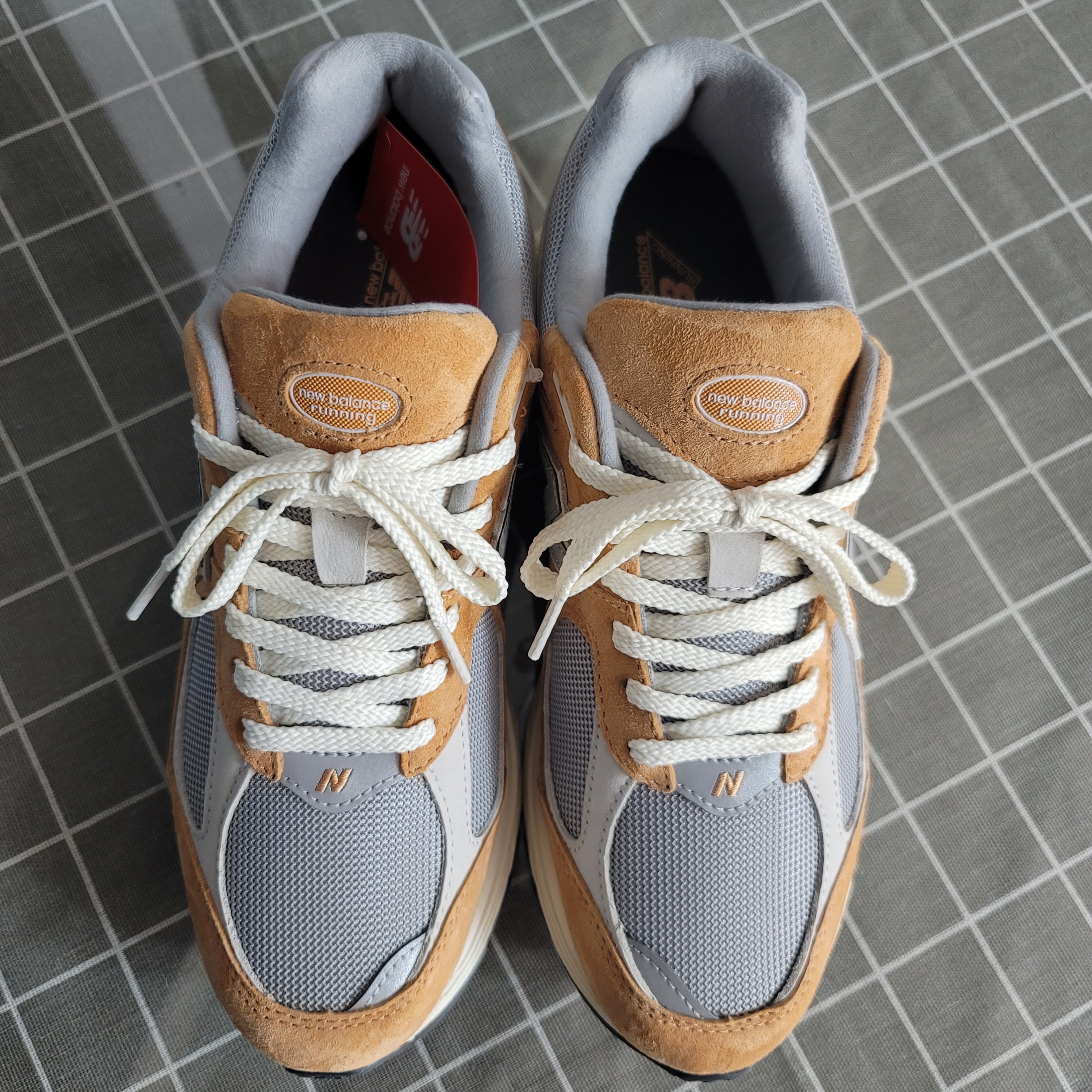 New Balance 2002R Special Vintage Beige 착용 스타일 - 3