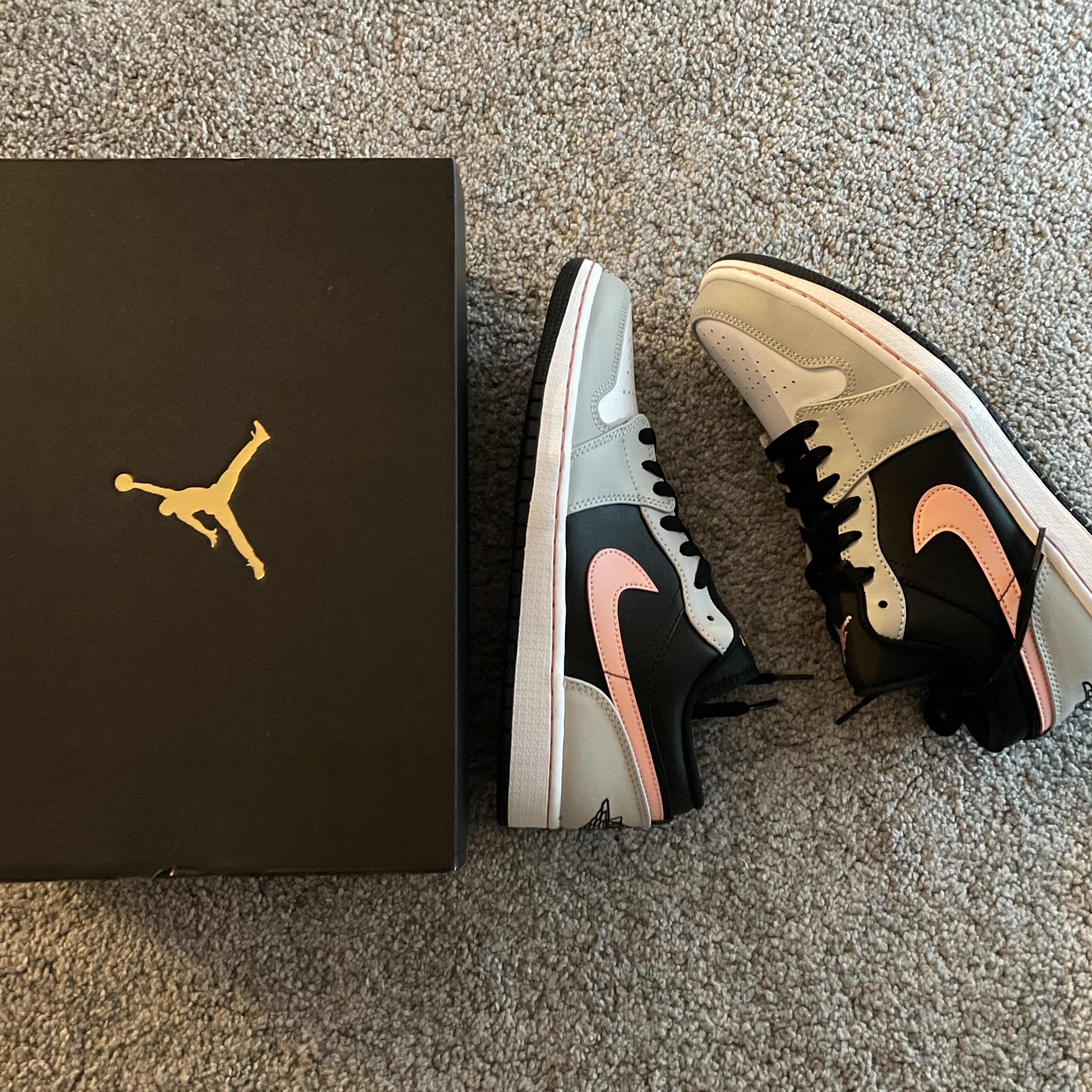 Jordan 1 Low Grey Fog Black Bleached Coral 착용 스타일 - 2