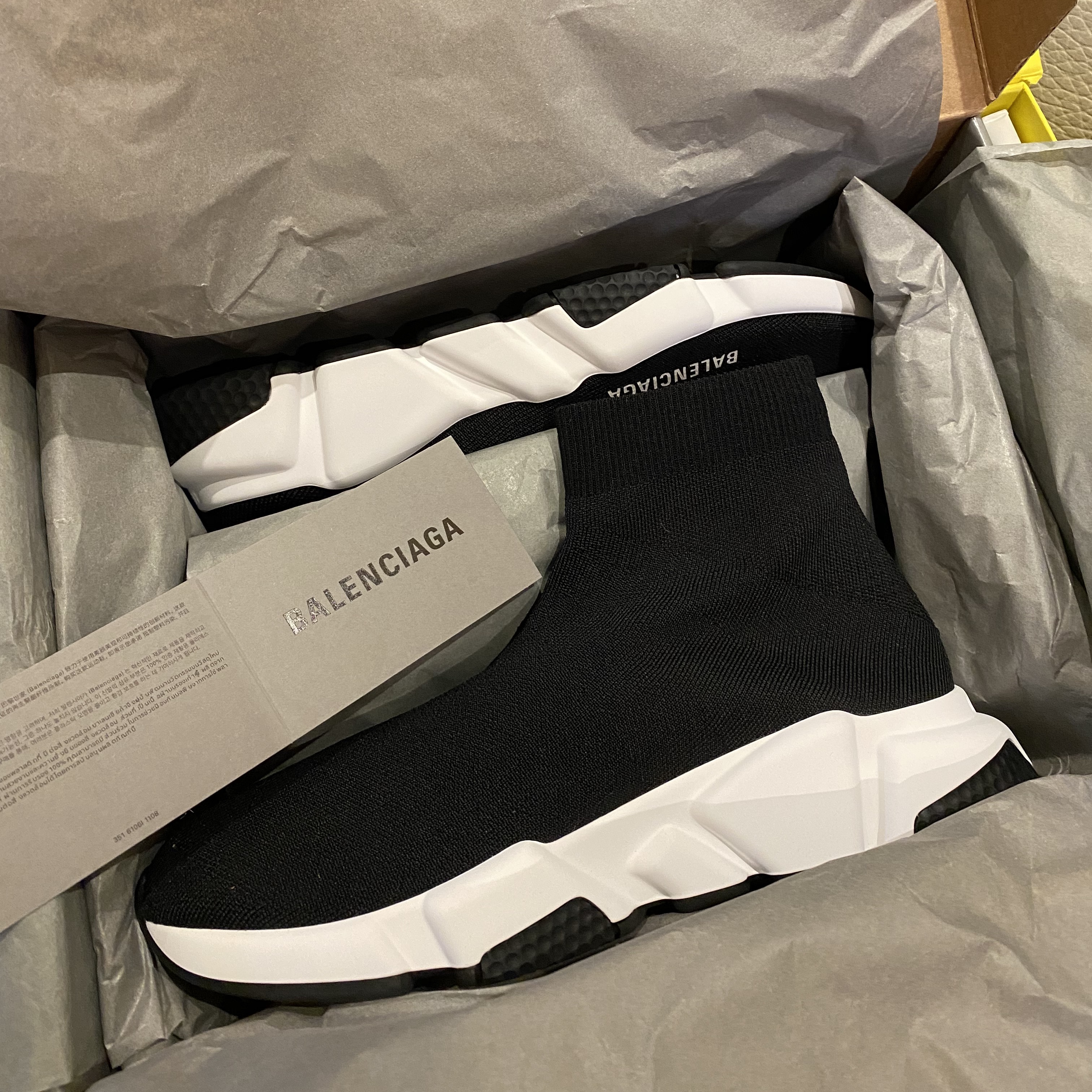 (W) Balenciaga Speed Trainer Black White 2021/2022 착용 스타일 - 3