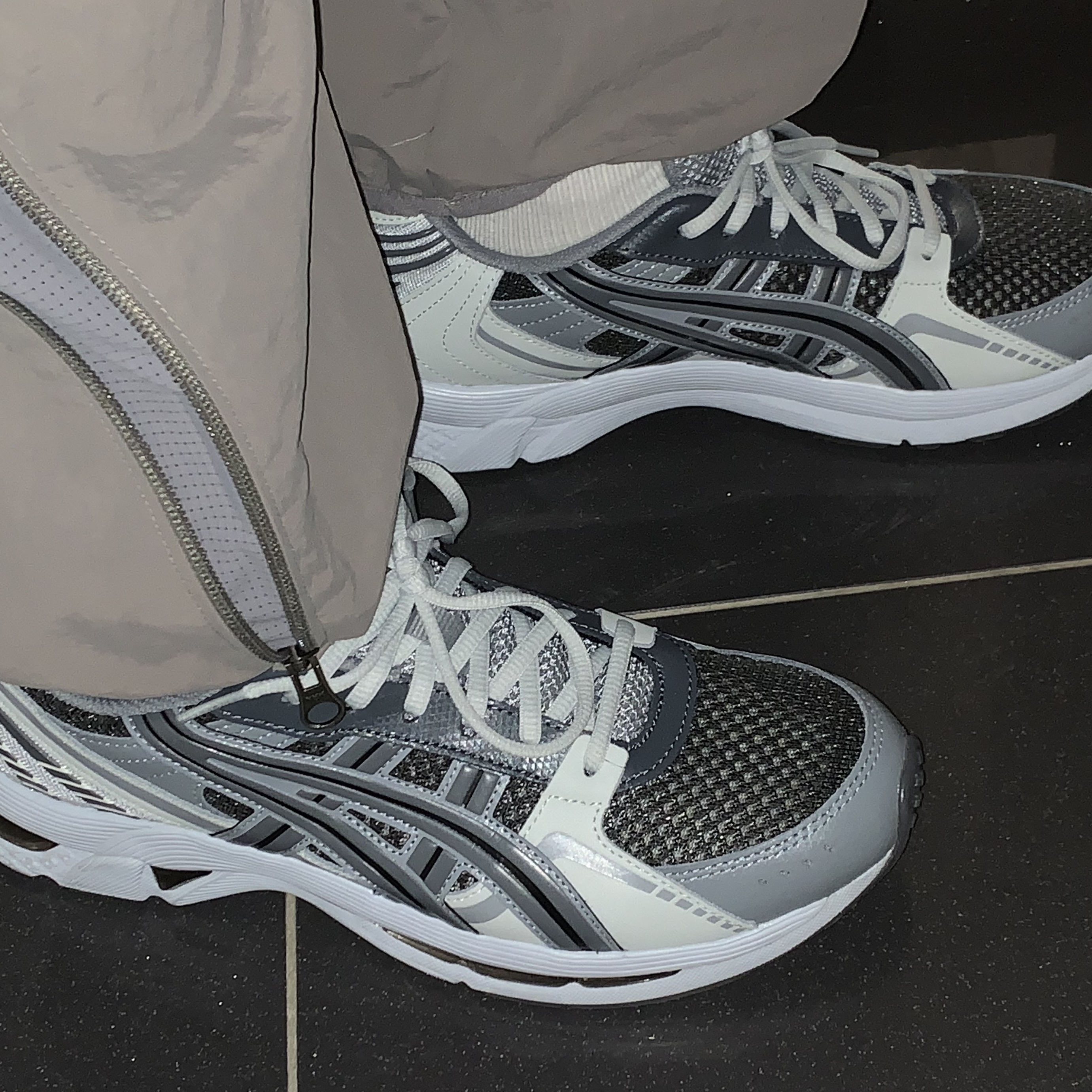 Asics Gel-Kyrios Carrier Grey, Sansan Gear Zipper Pants Gray - 22SS 착용 스타일 - 1