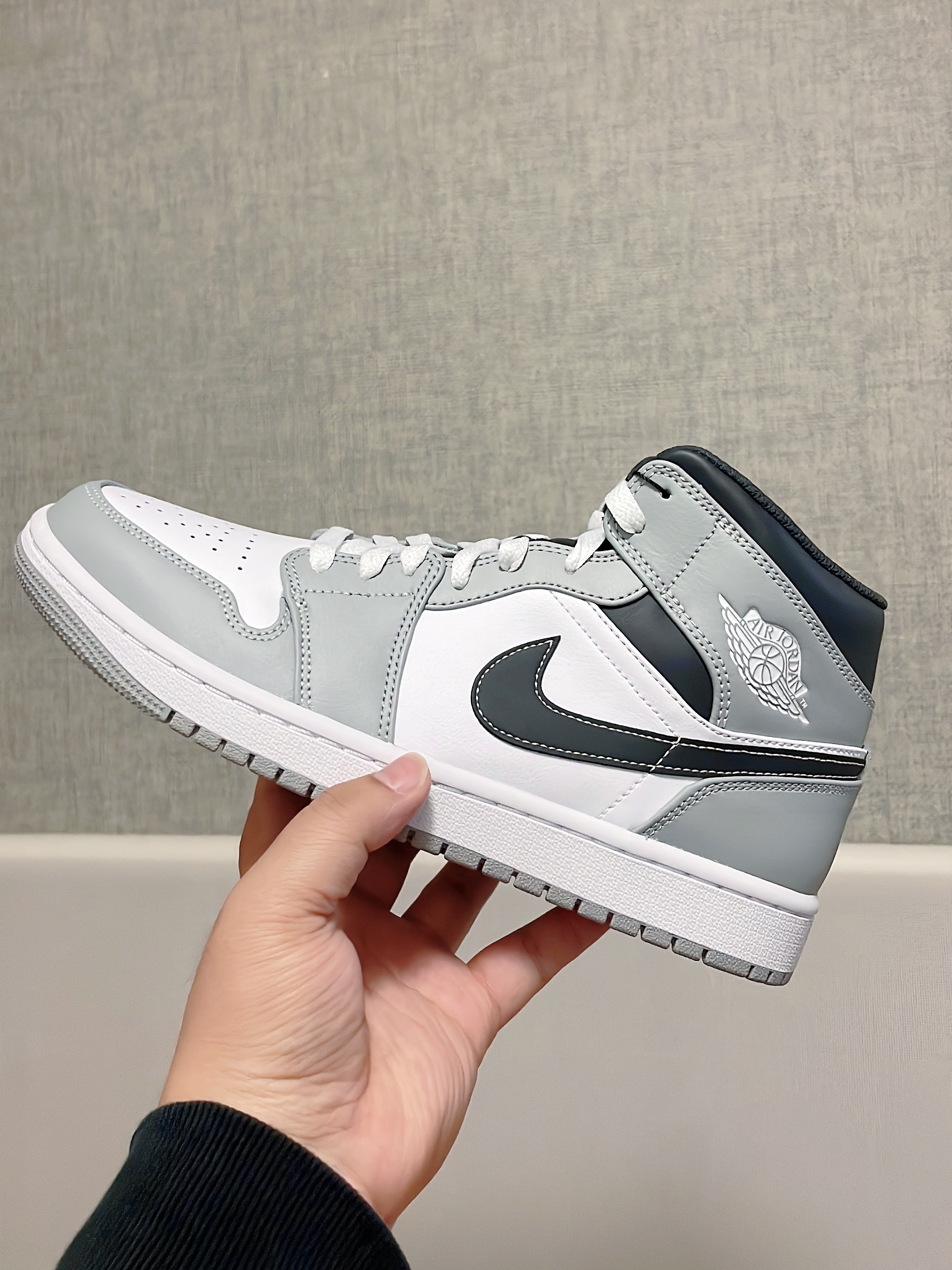 Jordan 1 Mid Light Smoke Grey Anthracite 착용 스타일