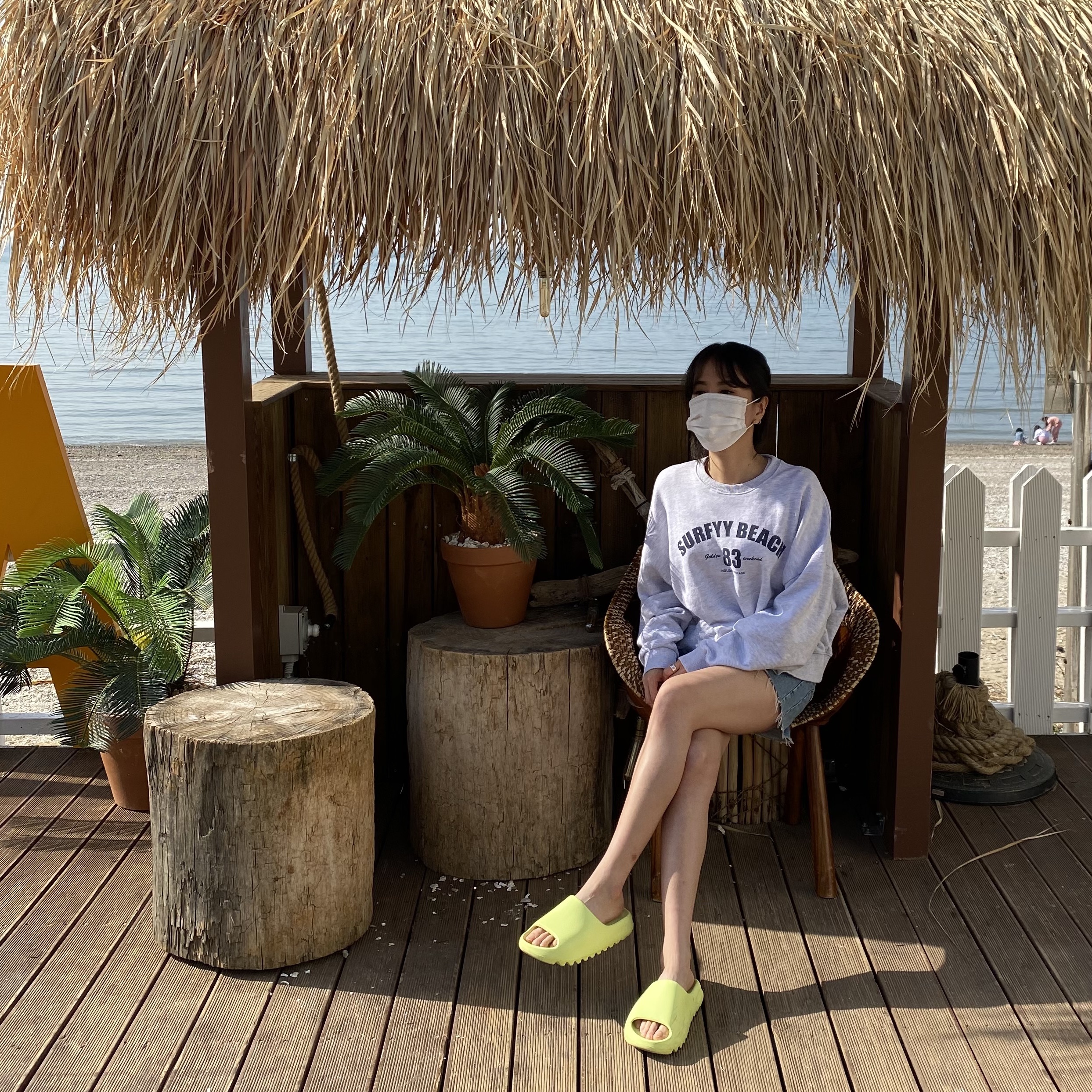 Adidas Yeezy Slide Glow Green 착용 스타일