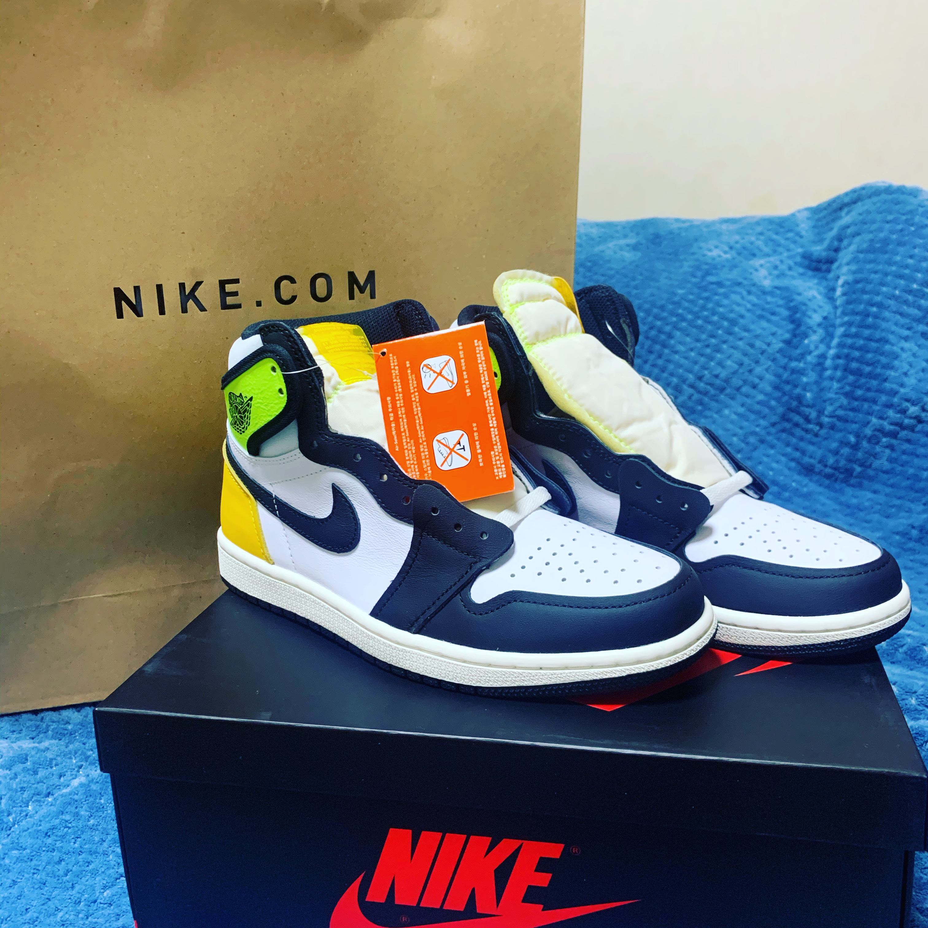 Jordan 1 Retro High OG Volt Gold 착용 스타일