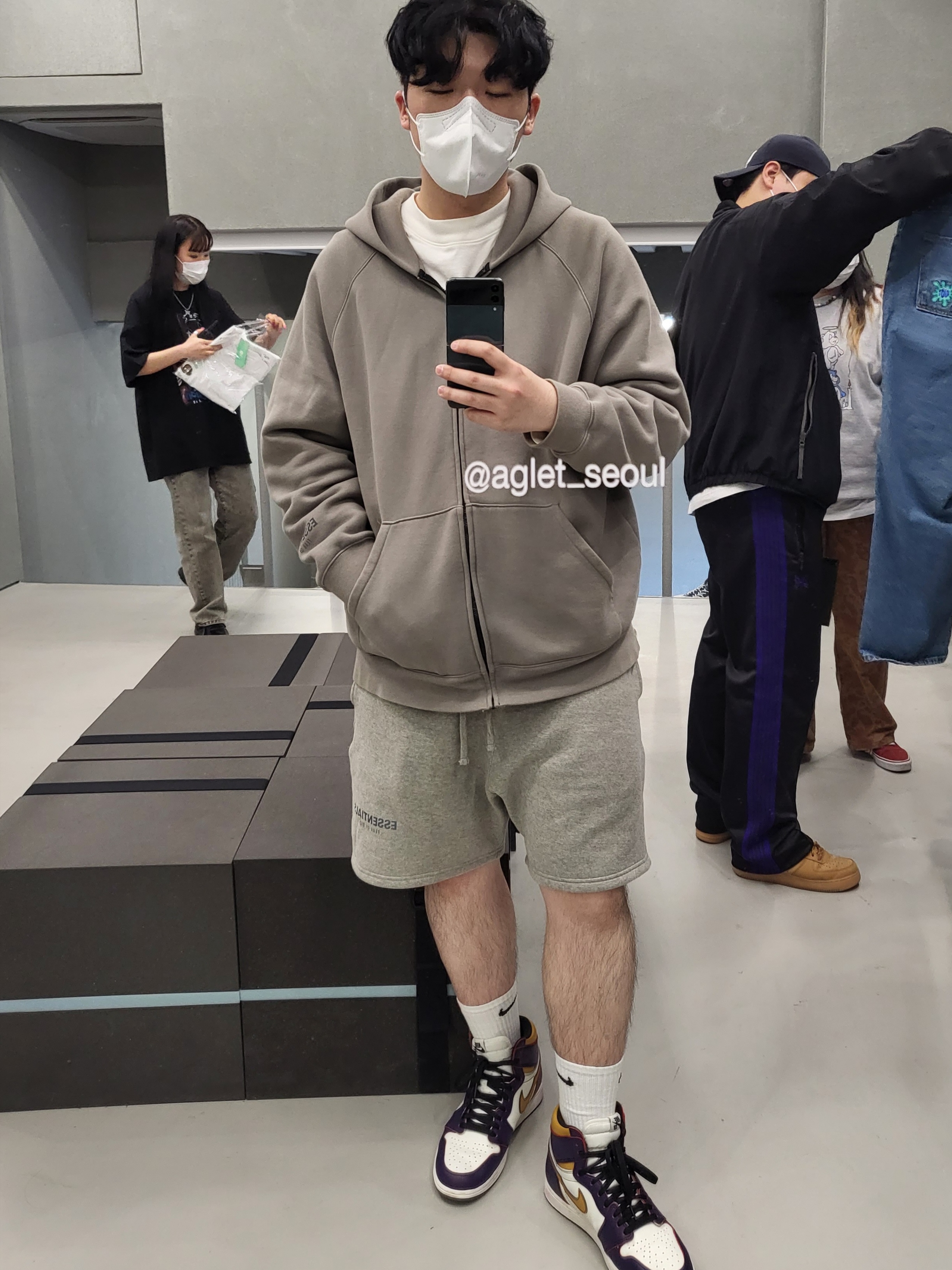 Essentials The Core Collection Sweatshorts Heather Oatmeal, Essentials 3D Silicon Applique Full Zip Up Hoodie Gray Flannel/Charcoal - 20SS 착용 스타일 - 1