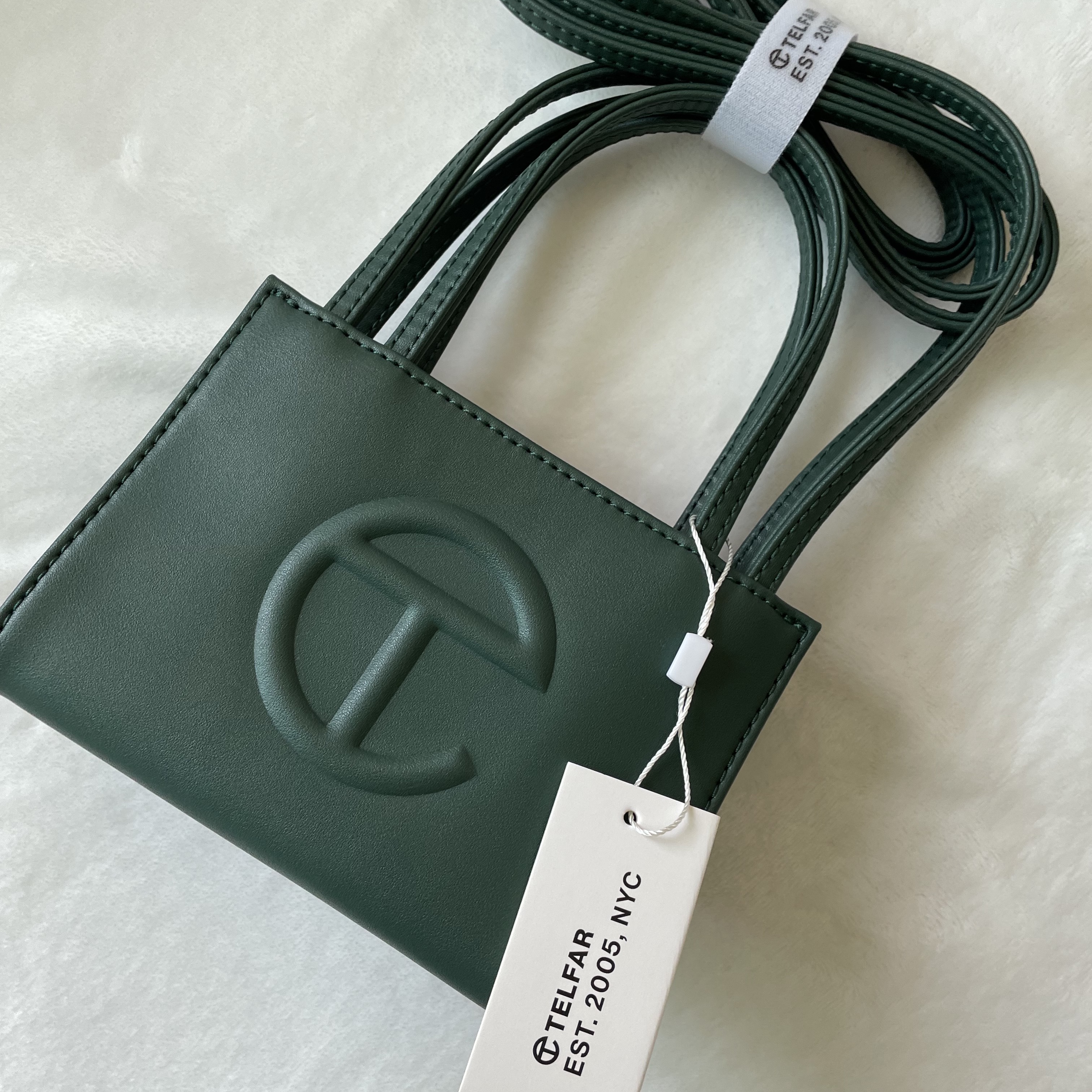 Telfar Small Shopping Bag Dark Olive 착용 스타일