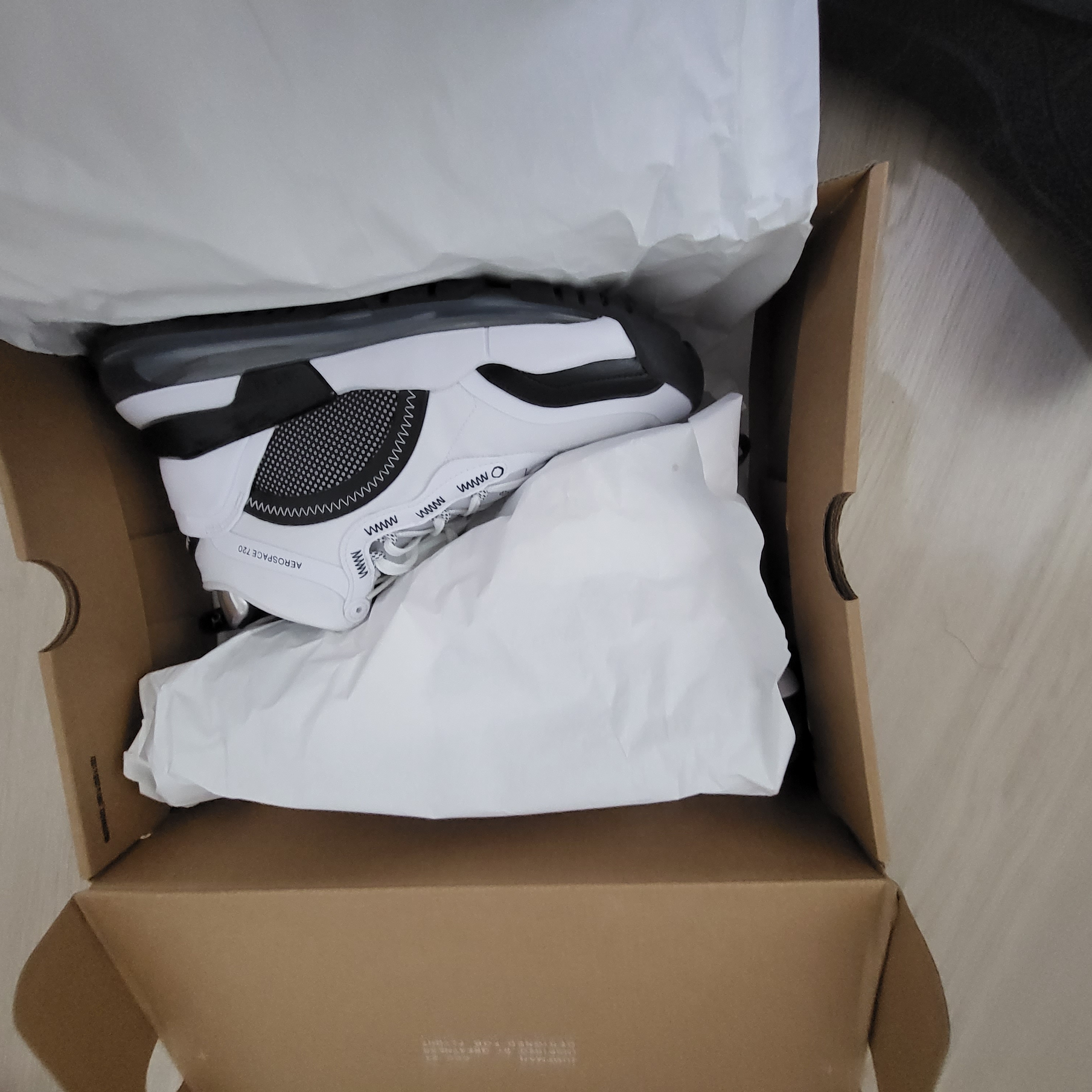 Jordan Aerospace 720 White Black Platinum 착용 스타일 - 1