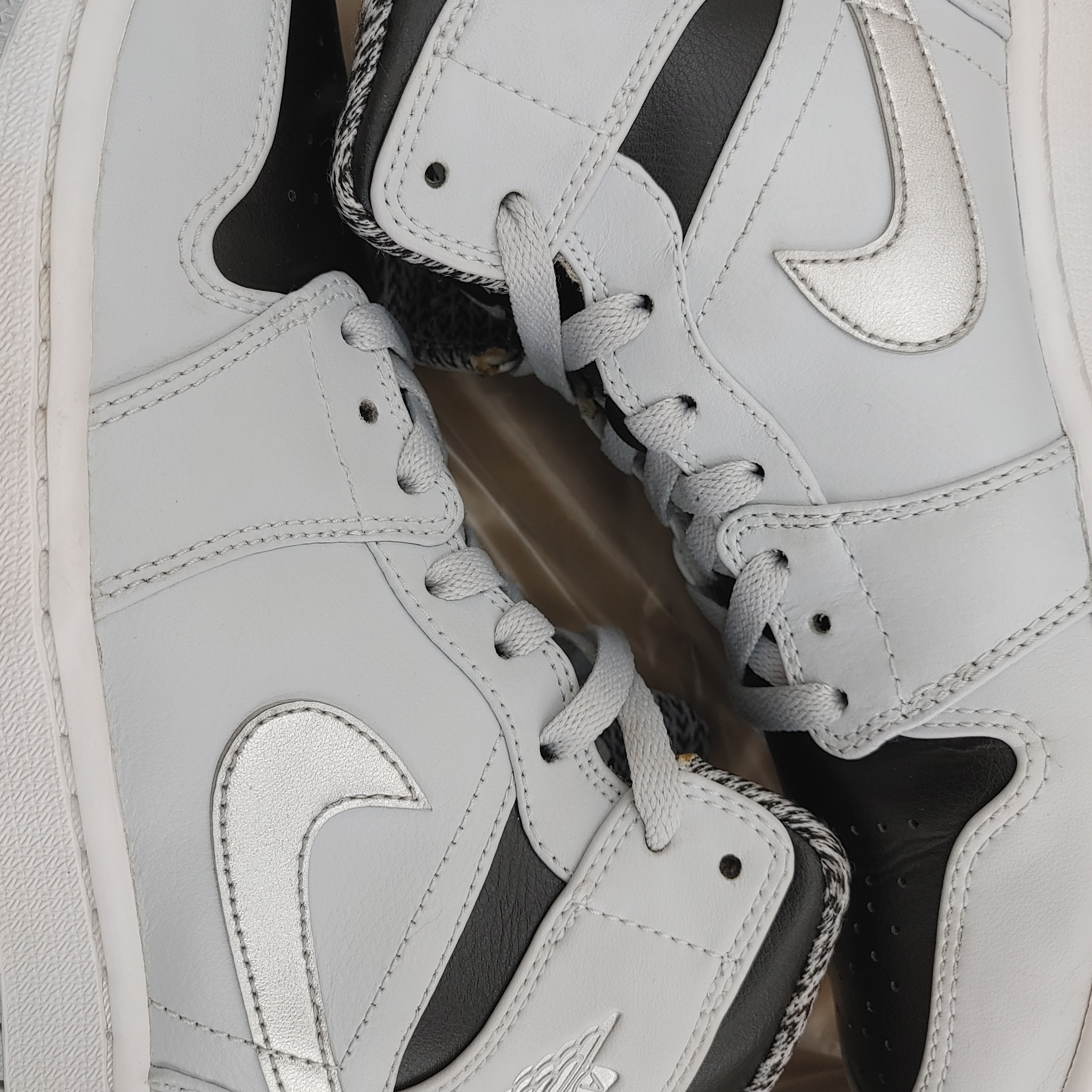 Jordan 1 Mid Pure Platinum Metallic Silver 착용 스타일