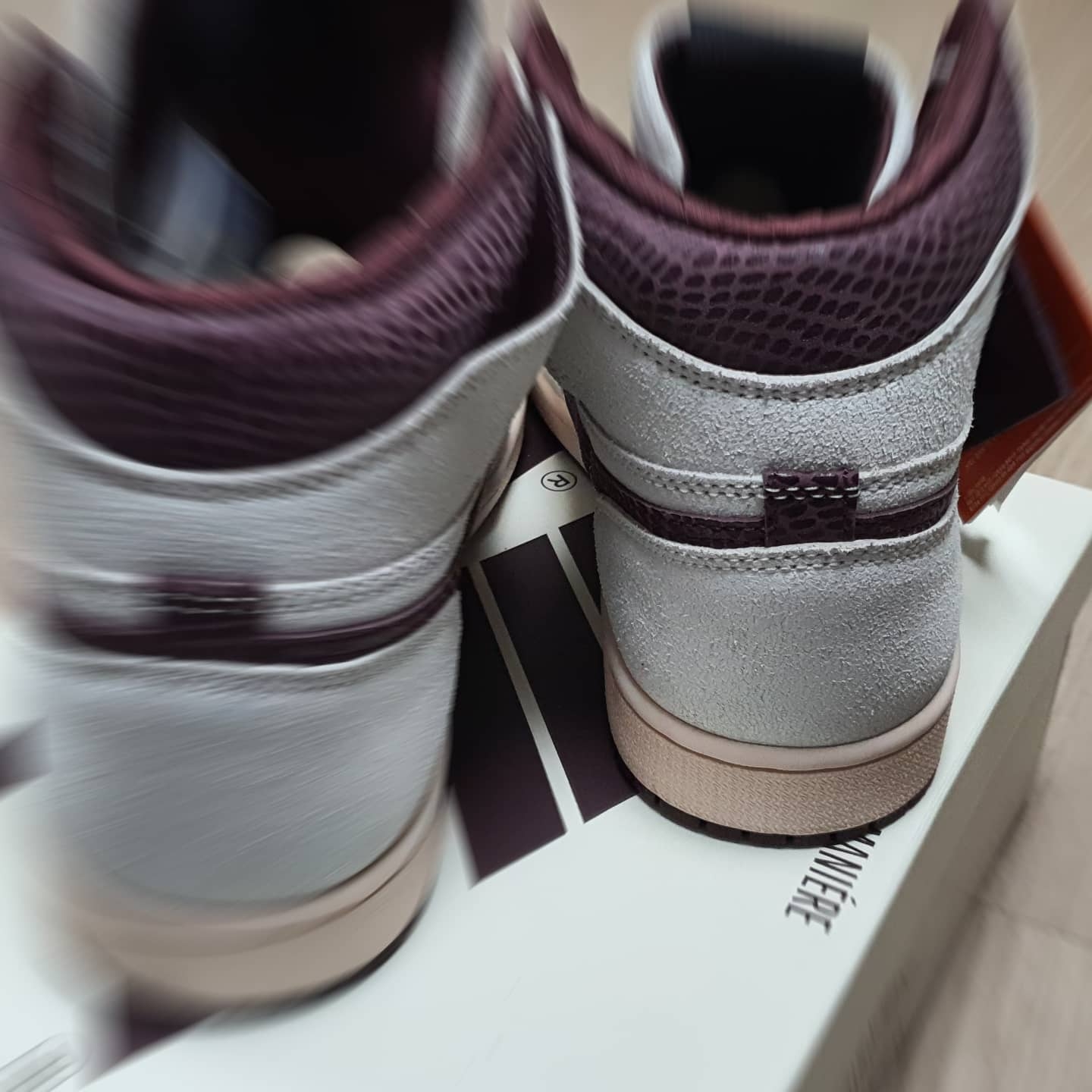 Jordan 1 x A Ma Maniere Retro High OG SP Sail and Burgundy 착용 스타일 - 4
