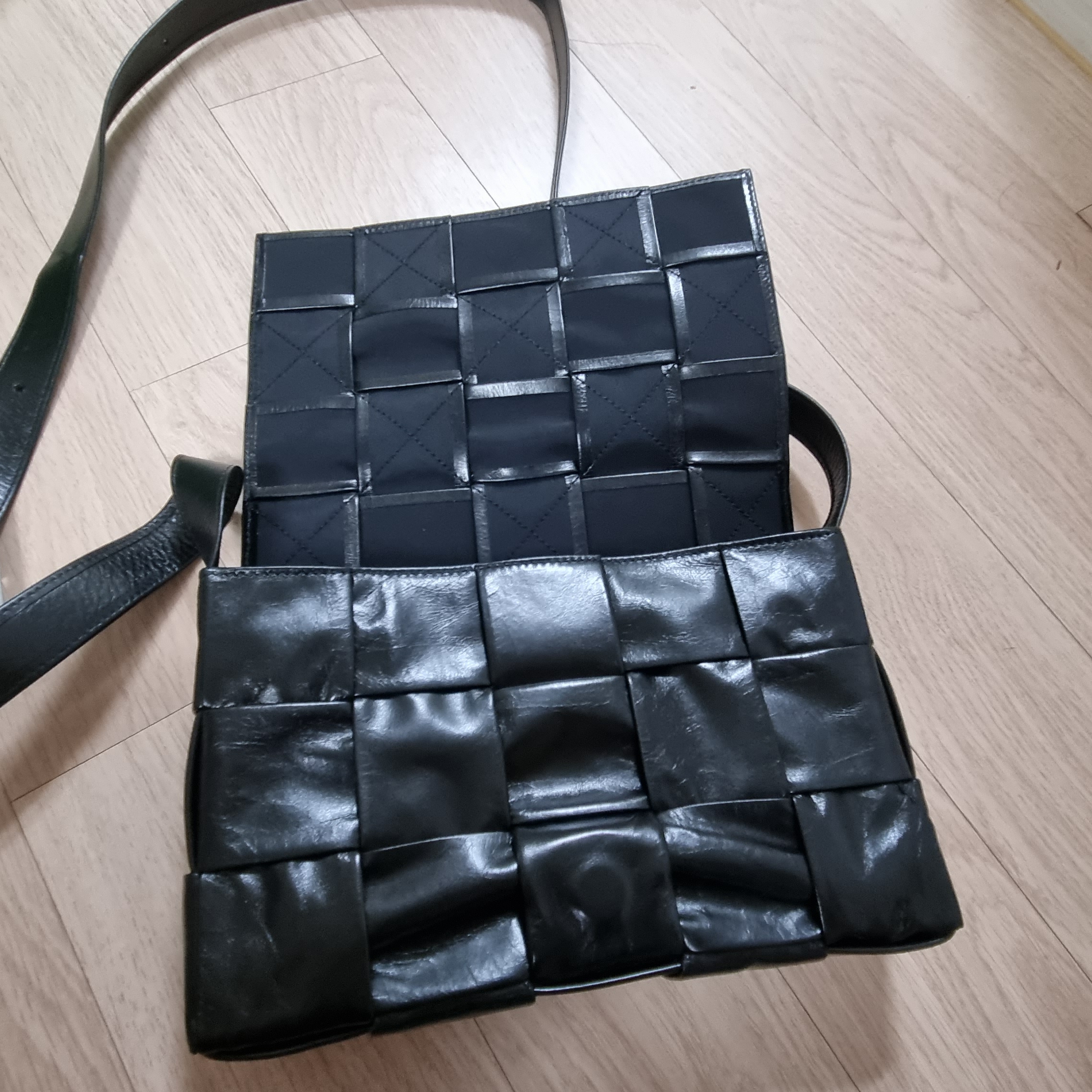 Bottega Veneta Leather Cassette Black 착용 스타일 - 1