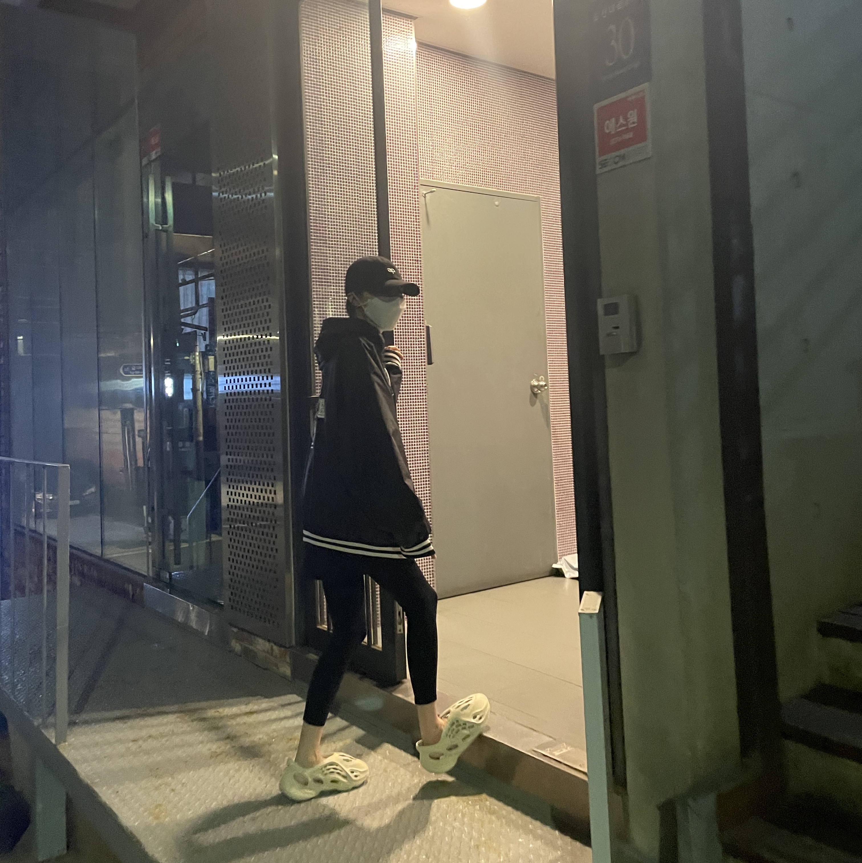 Adidas Yeezy Foam RNNR Sand 착용 스타일 - 2