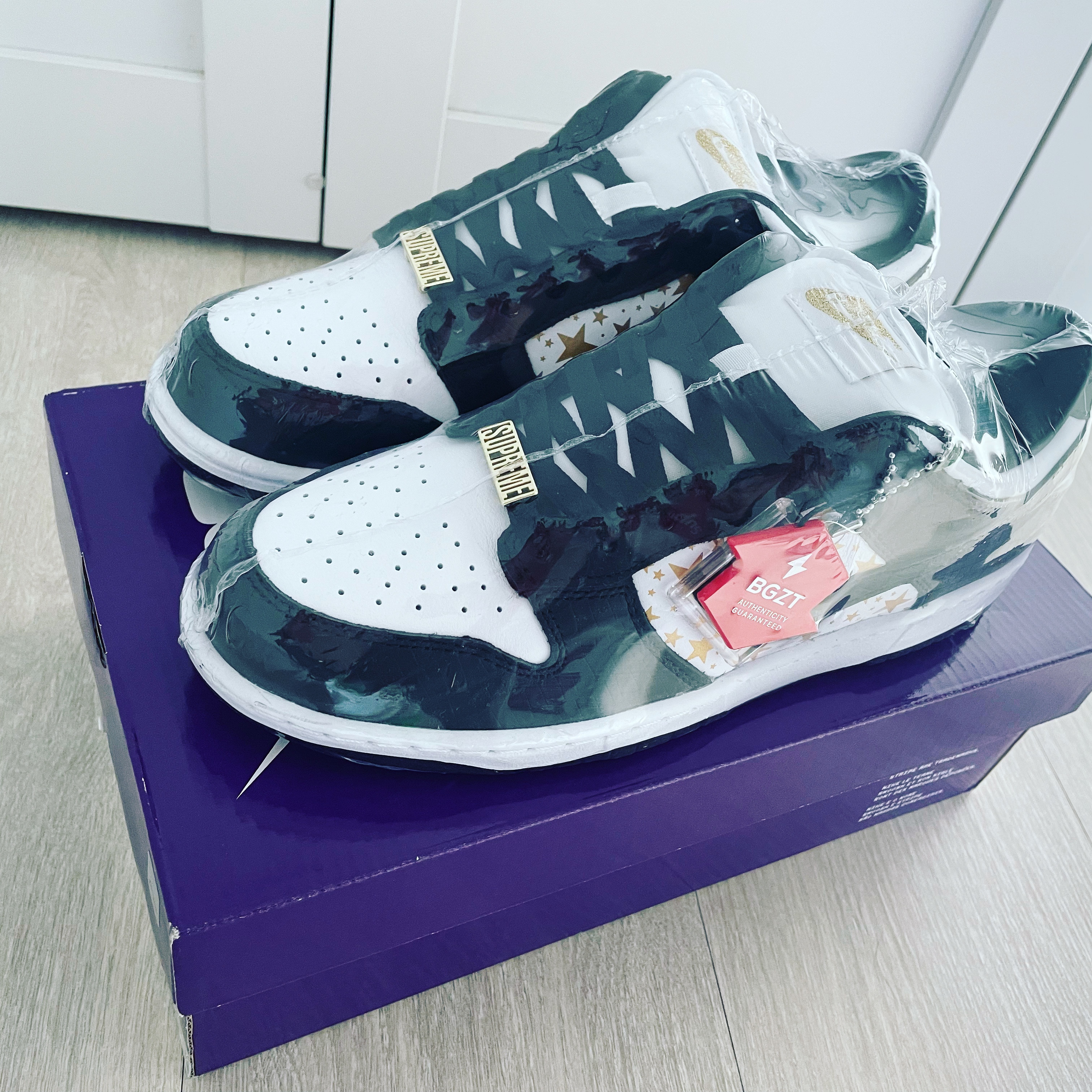 Nike x Supreme SB Dunk Low Black 착용 스타일