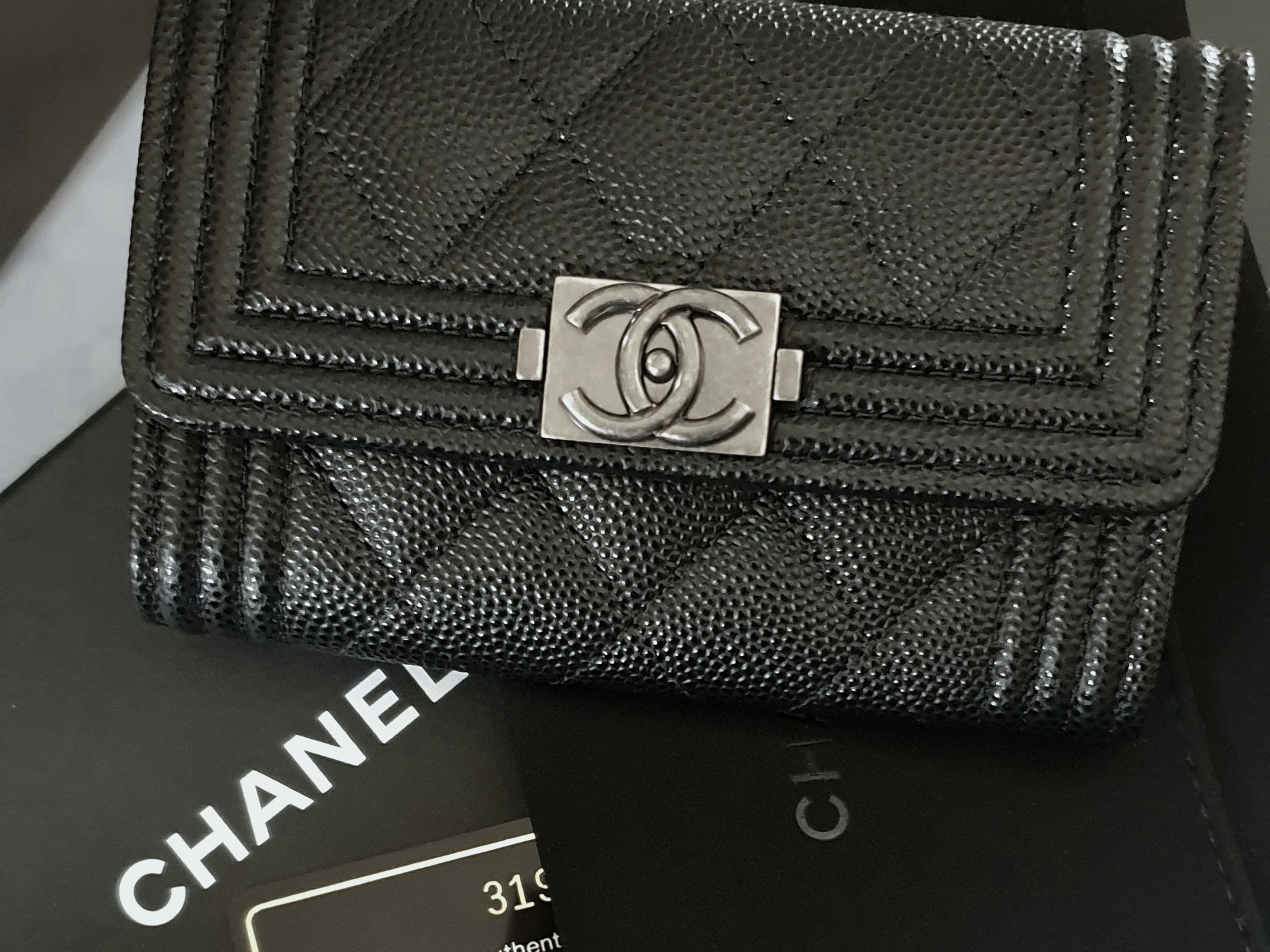 Chanel Boy Chanel Flap Card Holder Grained Calfskin & Ruthenium Black 착용 스타일