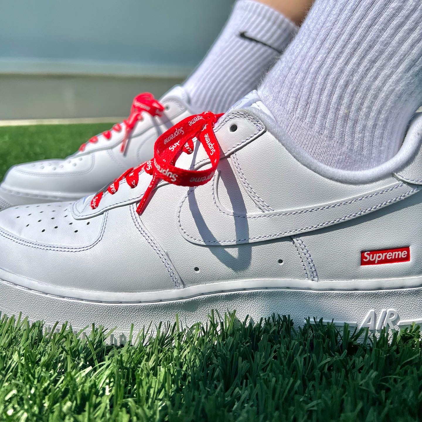 Nike x Supreme Air Force 1 Low White 착용 스타일 - 2