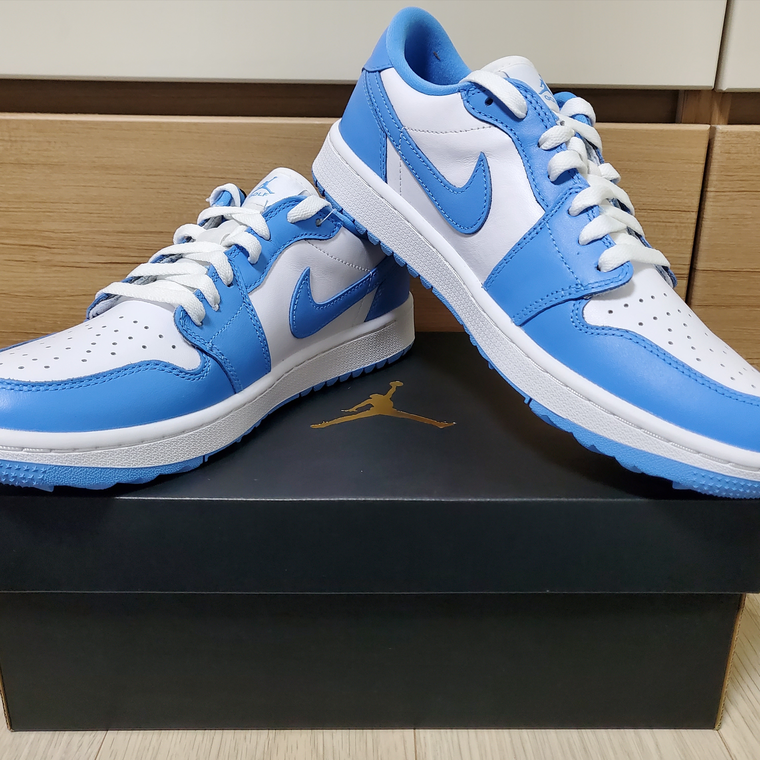Jordan 1 Low Golf White and University Blue 착용 스타일