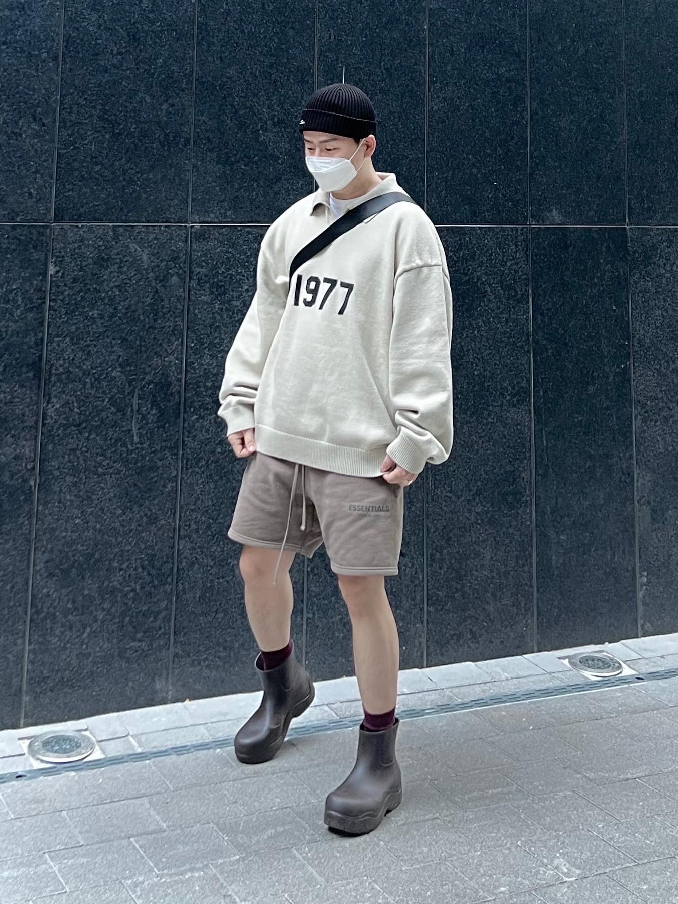 Bottega Veneta Puddle Ankle Boots Fondant, Essentials 1977 Knit Long Sleeve Polo Wheat - 22SS 착용 스타일 - 1