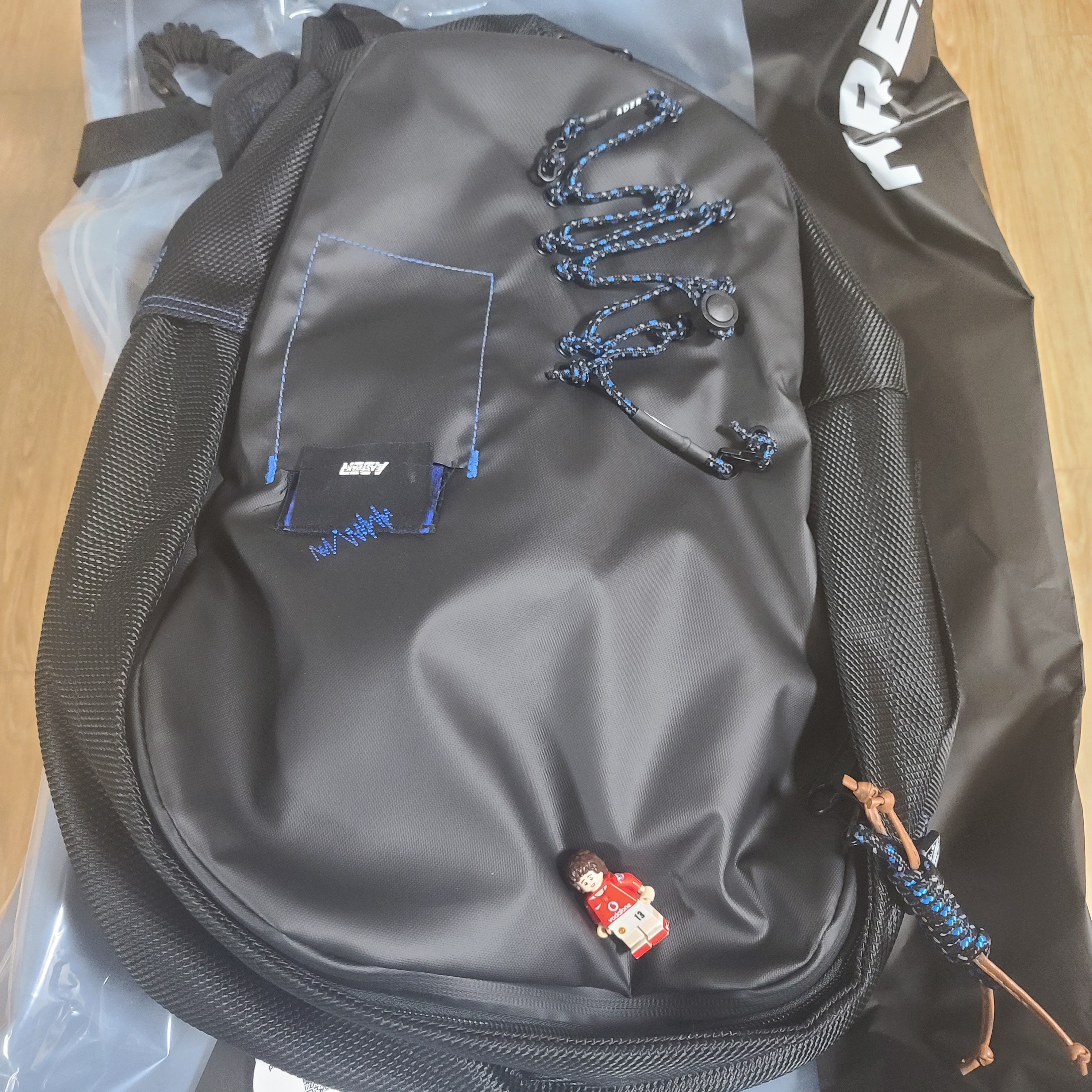 Ader Error x Eastpak Up-Down Sling Black 착용 스타일 - 1