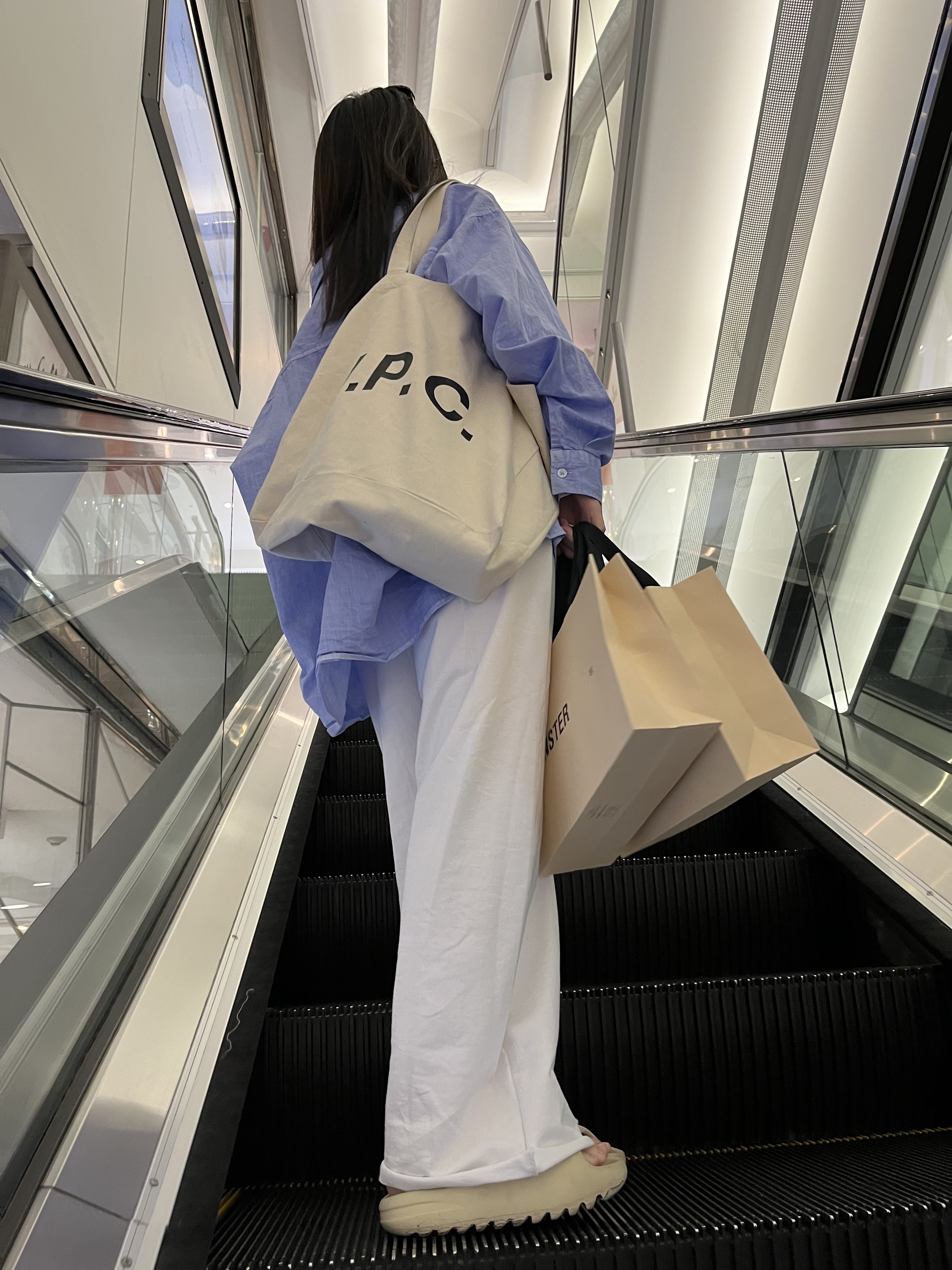 Adidas Yeezy Slide Bone, A.P.C. Laure Tote Bag Blue 착용 스타일 - 2