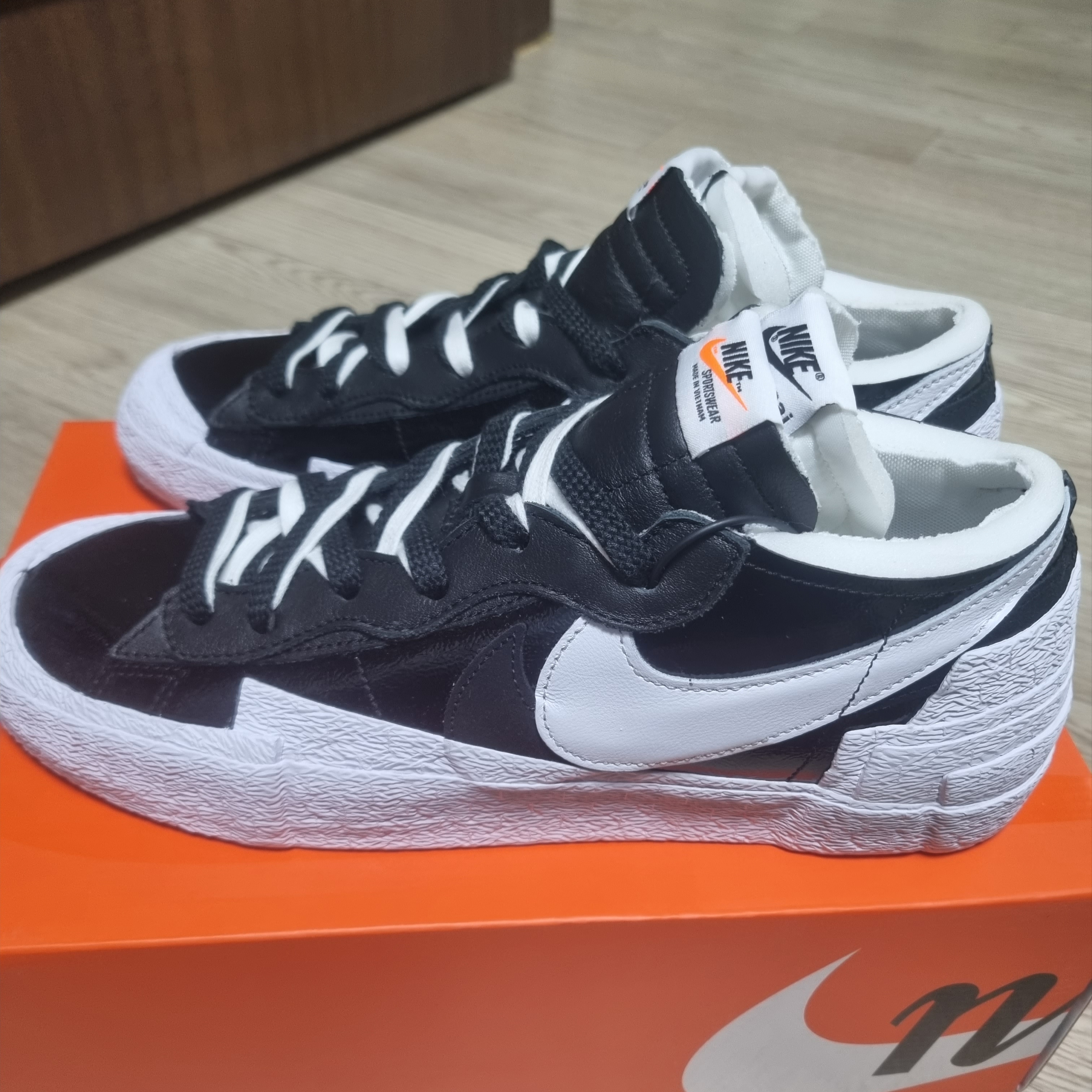 Nike x Sacai Blazer Low Black Patent Leather 착용 스타일 - 2