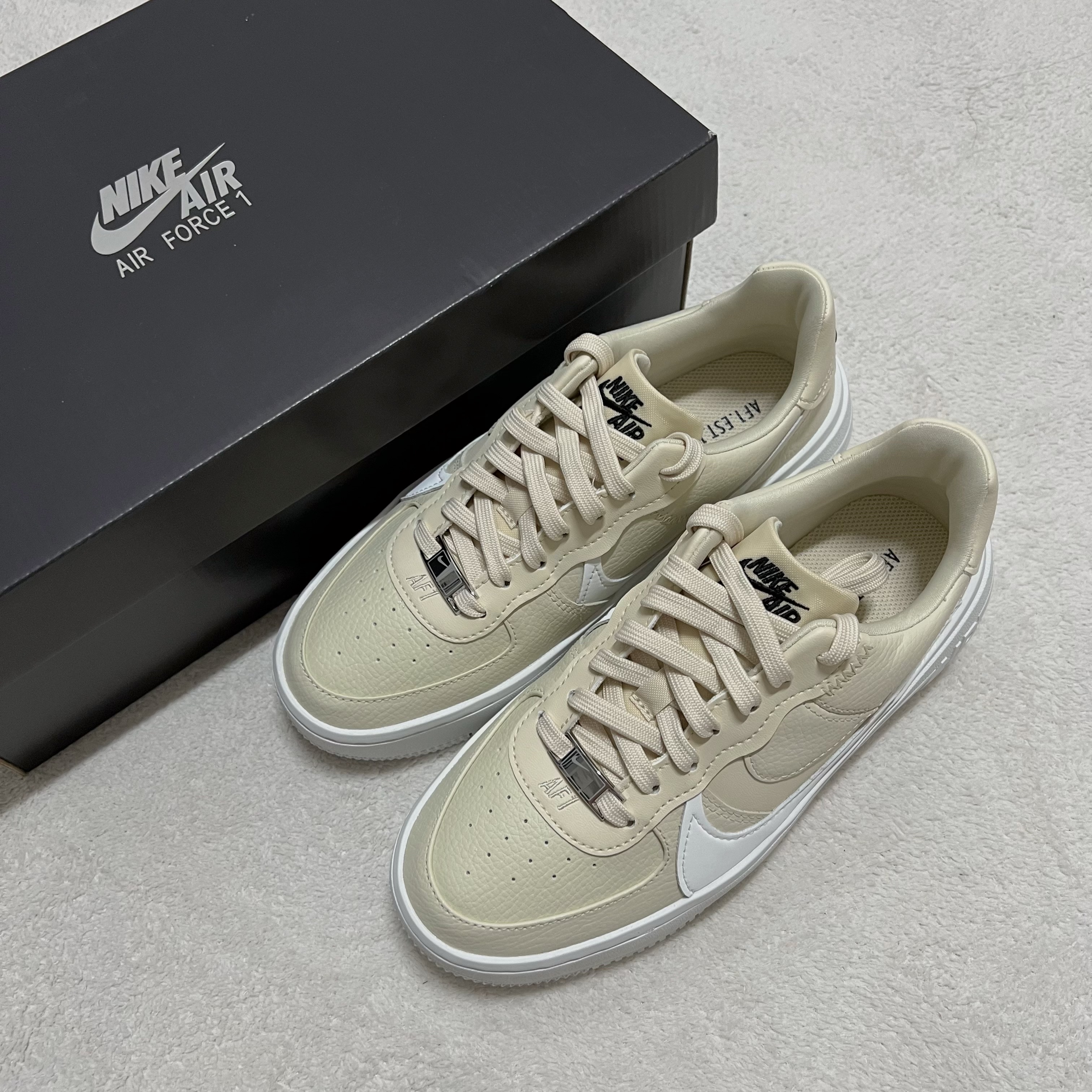 (W) Nike Air Force 1 PLT.AF.ORM Fossil and White 착용 스타일 - 1