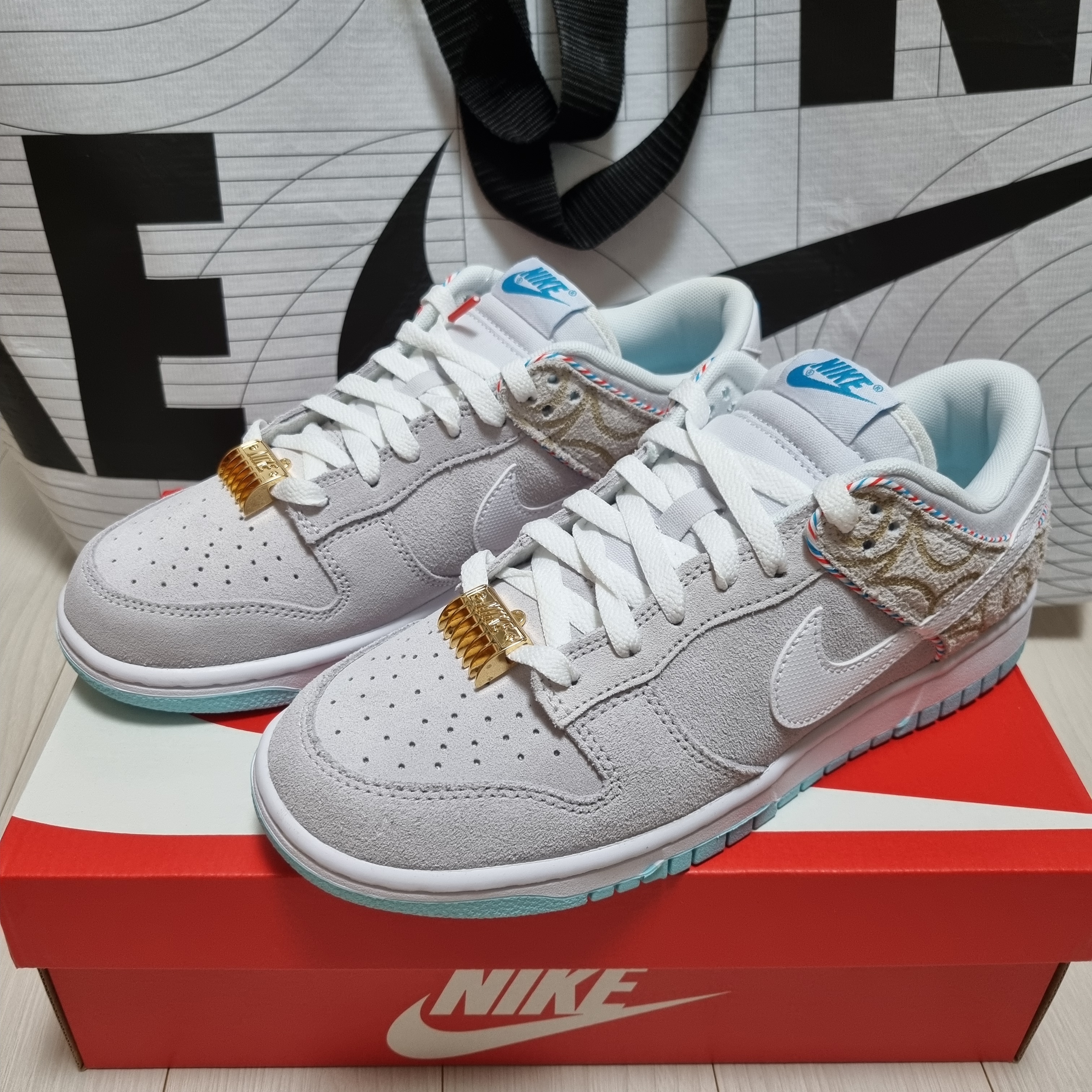 Nike Dunk Low Retro SE Barber Shop Grey 착용 스타일
