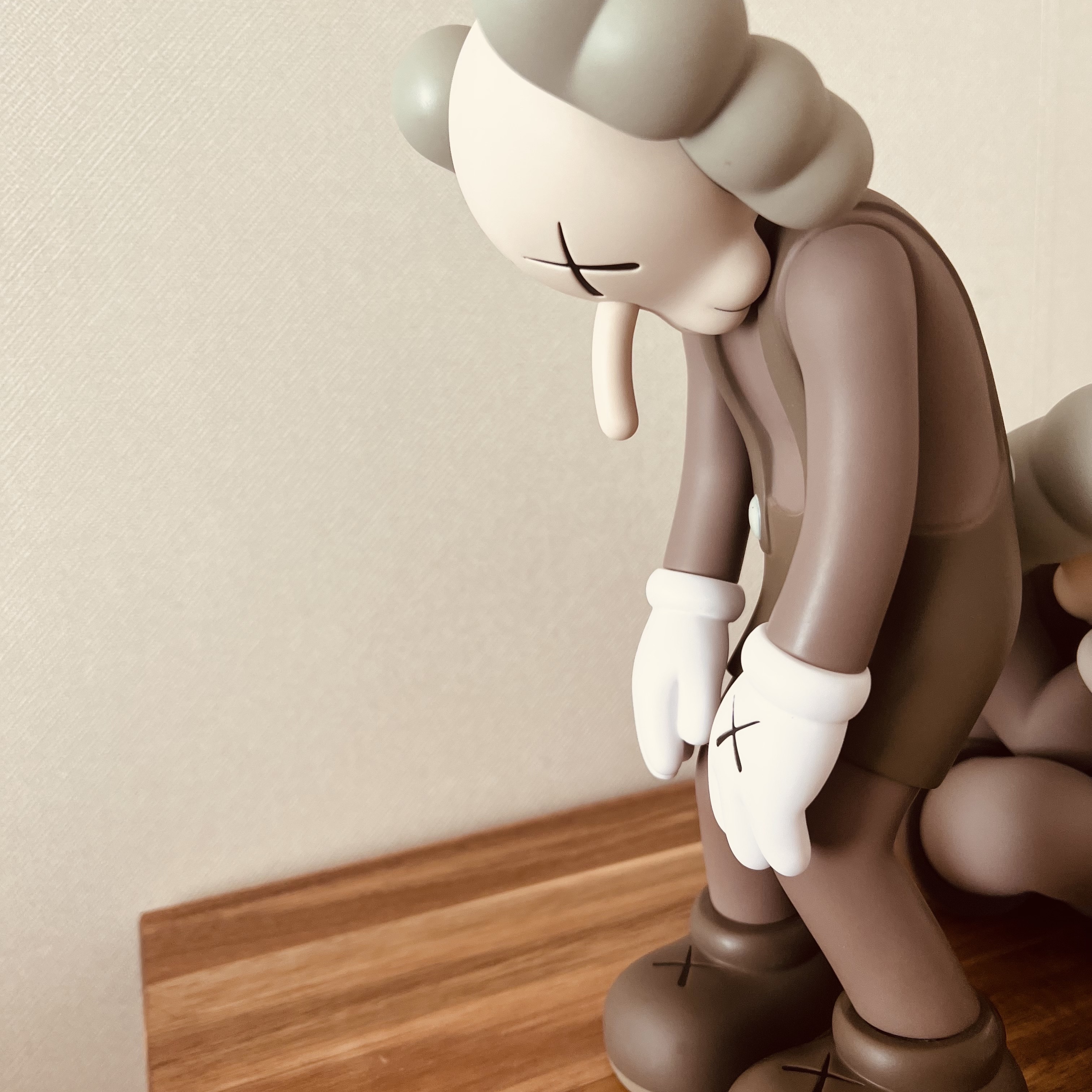 Kaws Separated Vinyl Figure Brown, Kaws Small Lie Companion Vinyl Figure Brown 착용 스타일 - 2