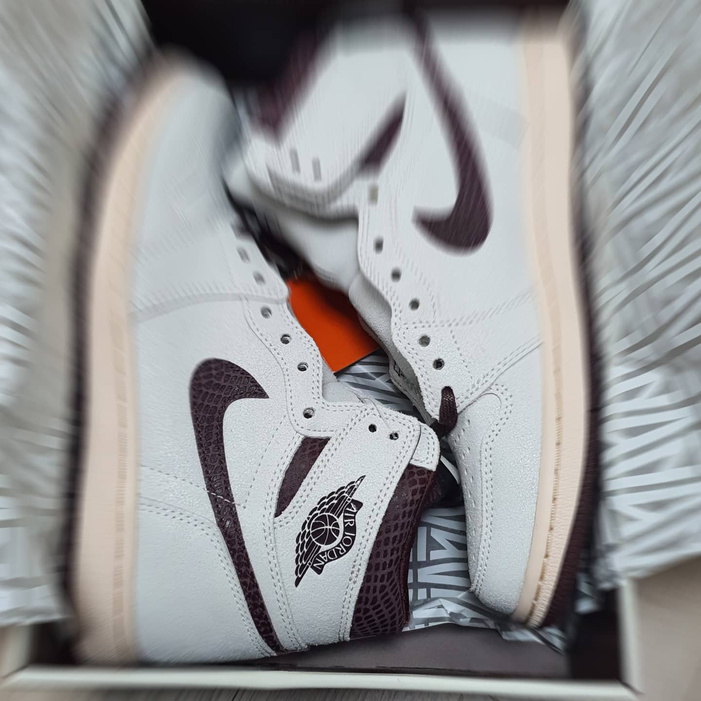 Jordan 1 x A Ma Maniere Retro High OG SP Sail and Burgundy 착용 스타일 - 1