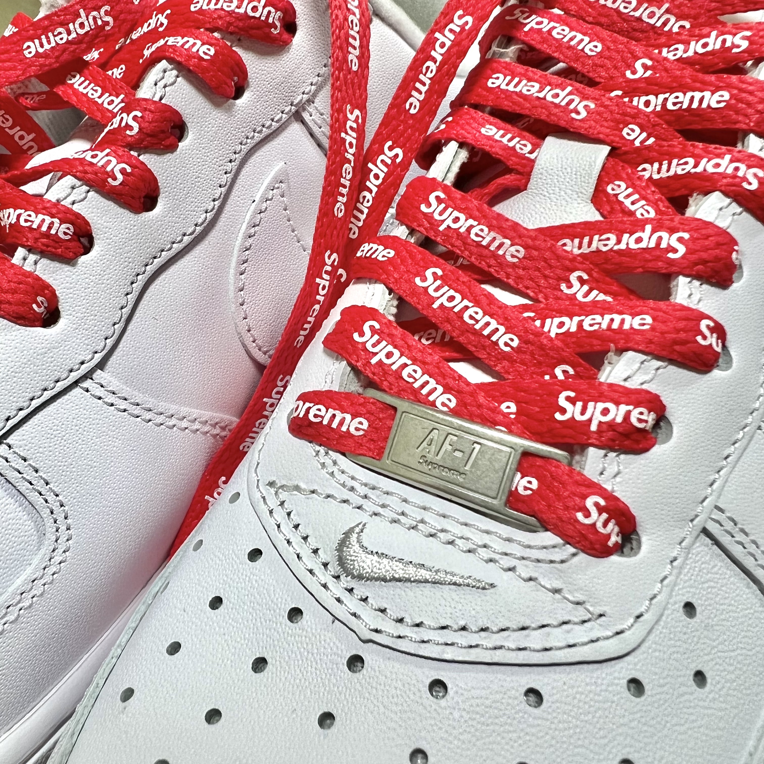 Nike x Supreme Air Force 1 Low White 착용 스타일