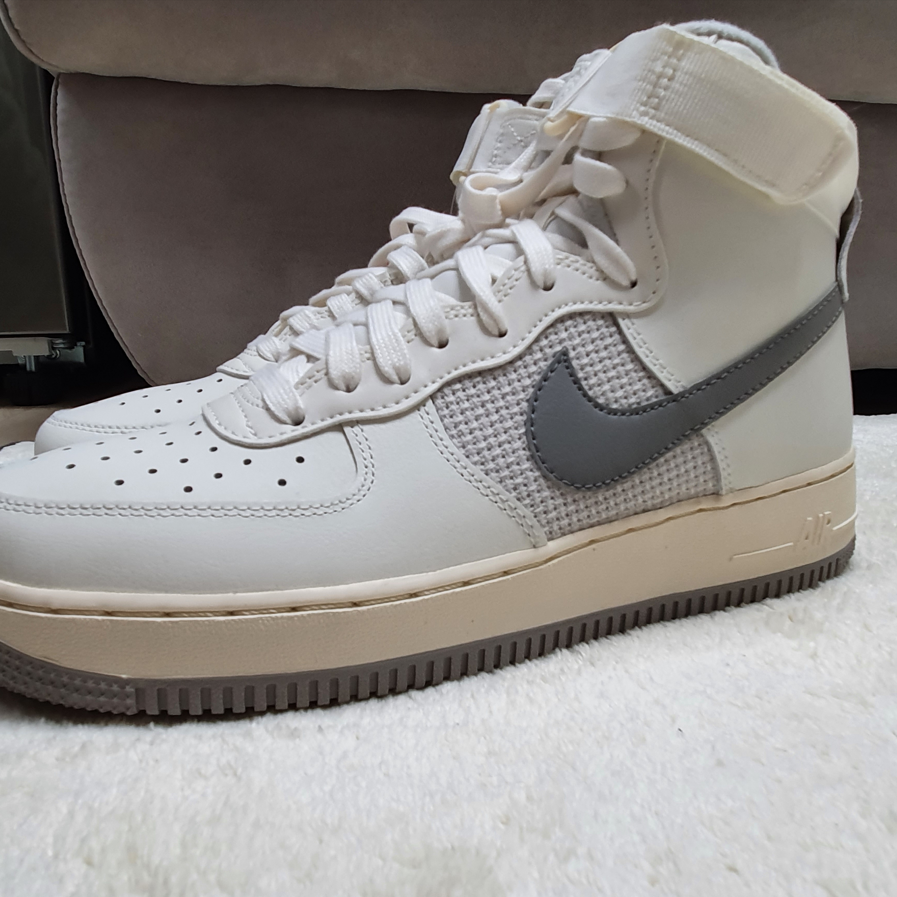 Nike Air Force 1 High '07 LV8 Sail and Medium Grey 착용 스타일
