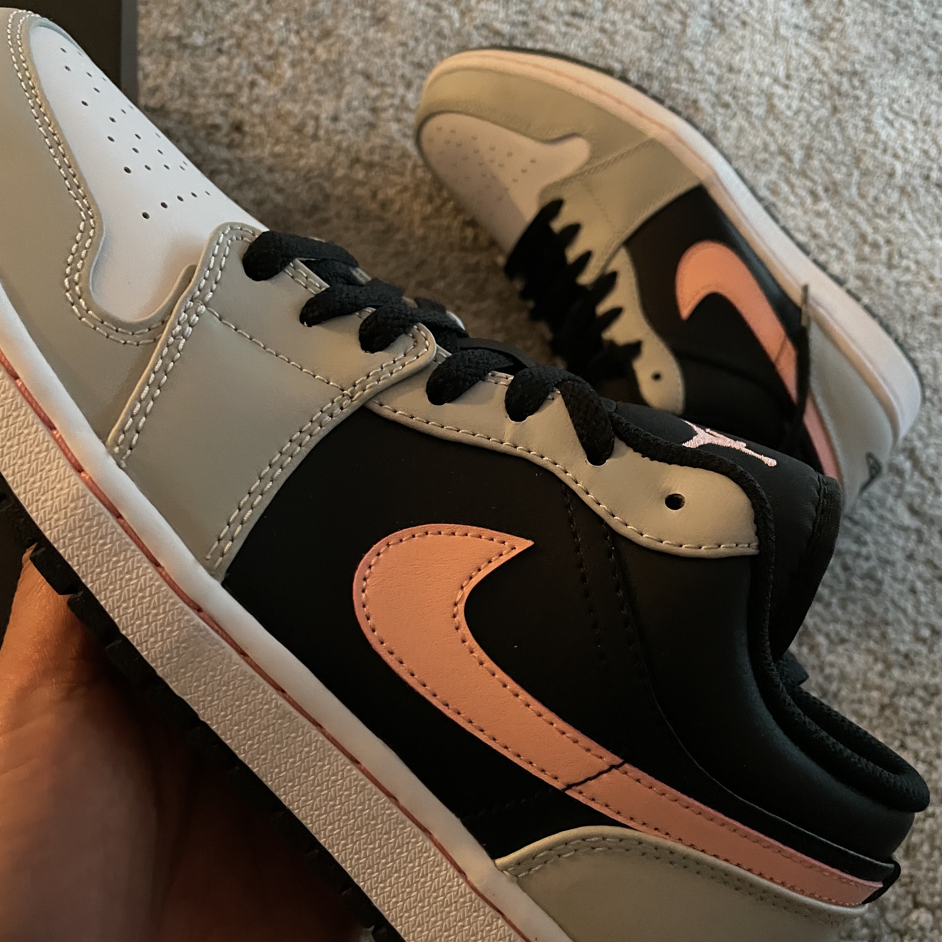 Jordan 1 Low Grey Fog Black Bleached Coral 착용 스타일 - 1