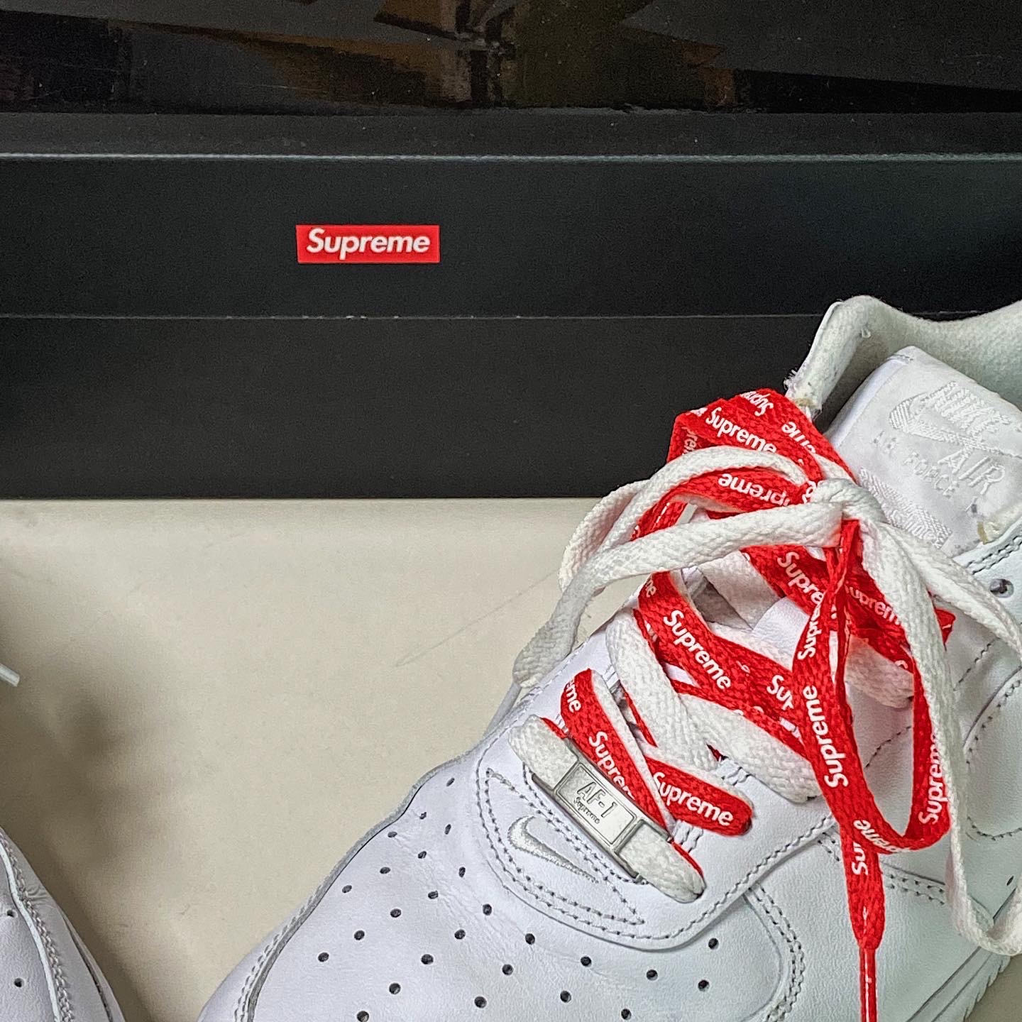 Nike x Supreme Air Force 1 Low White 착용 스타일 - 3