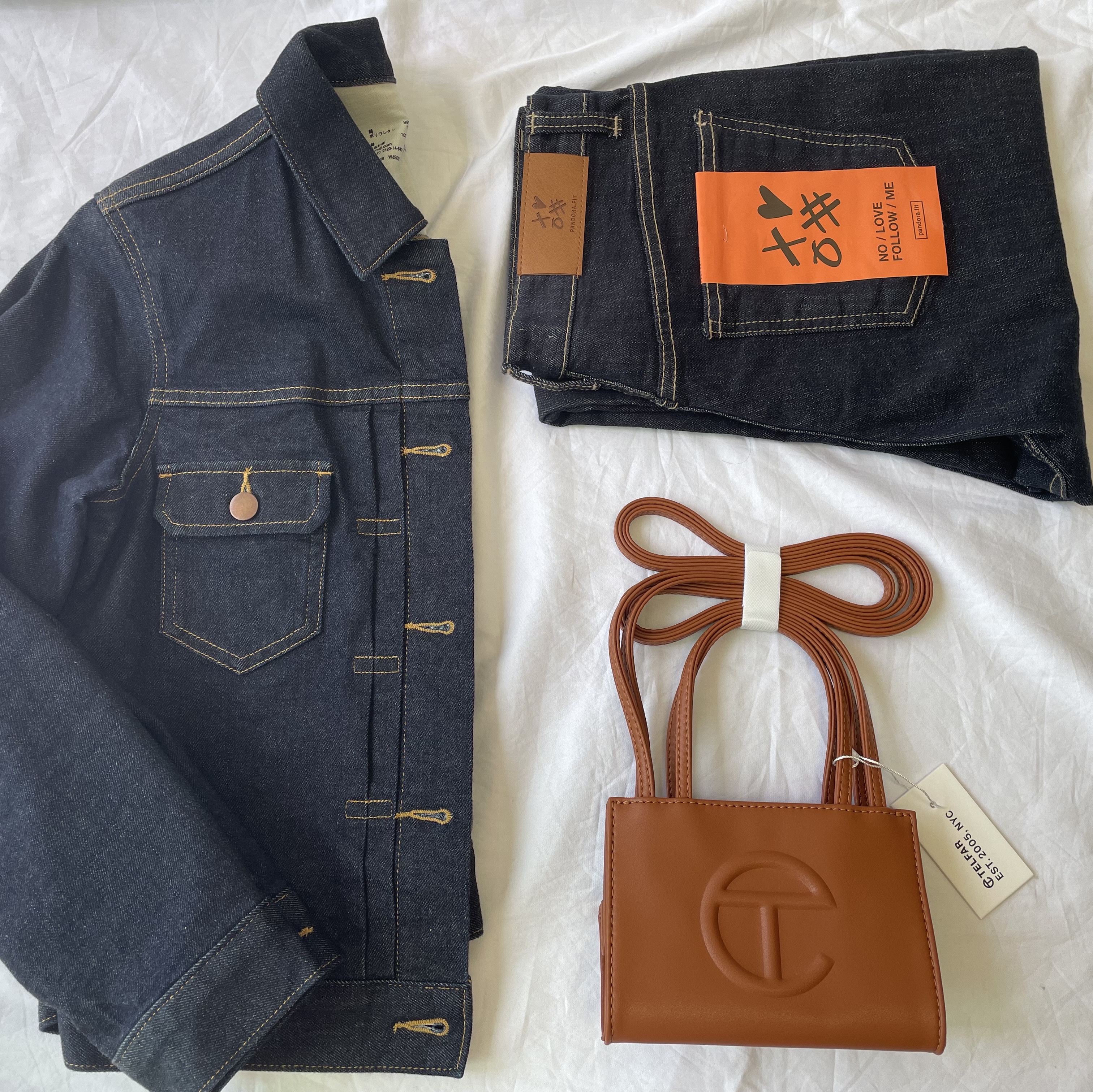 Telfar Small Shopping Bag Tan 착용 스타일