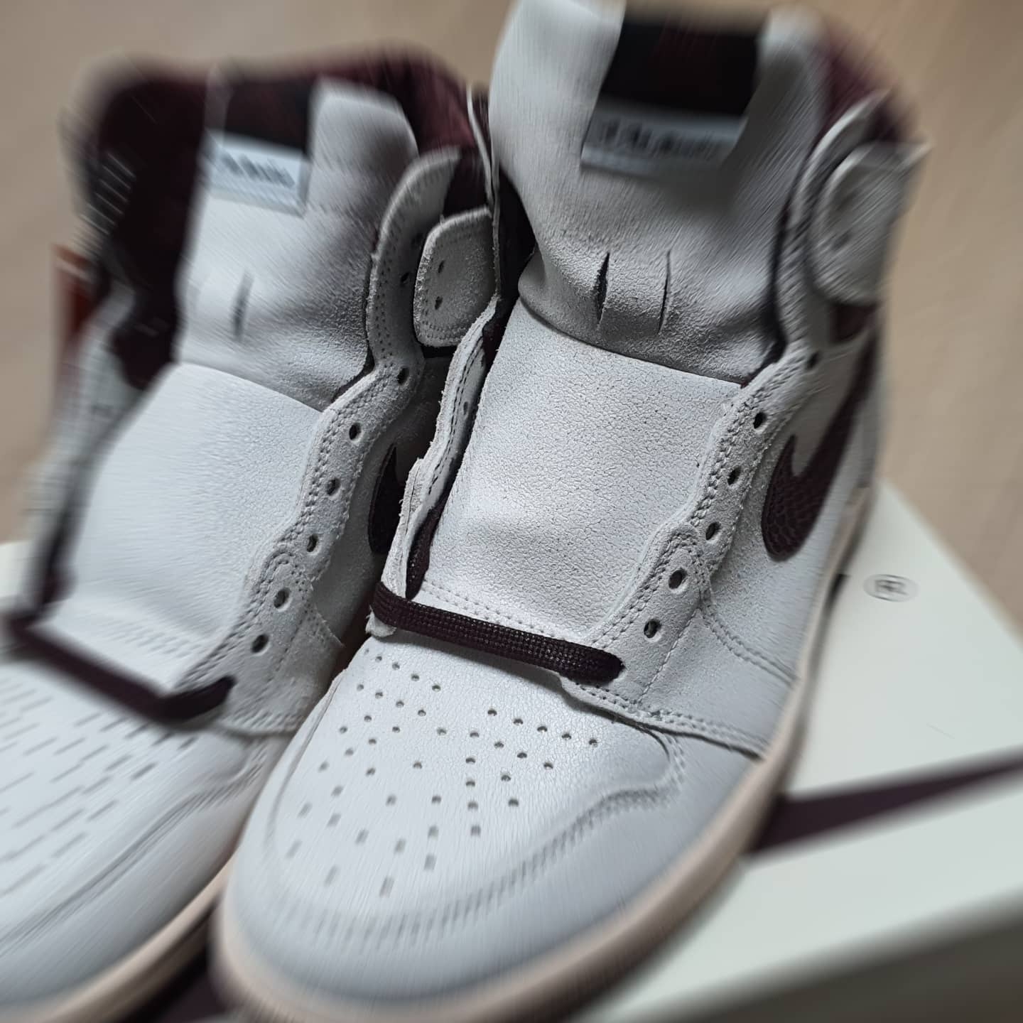 Jordan 1 x A Ma Maniere Retro High OG SP Sail and Burgundy 착용 스타일 - 3