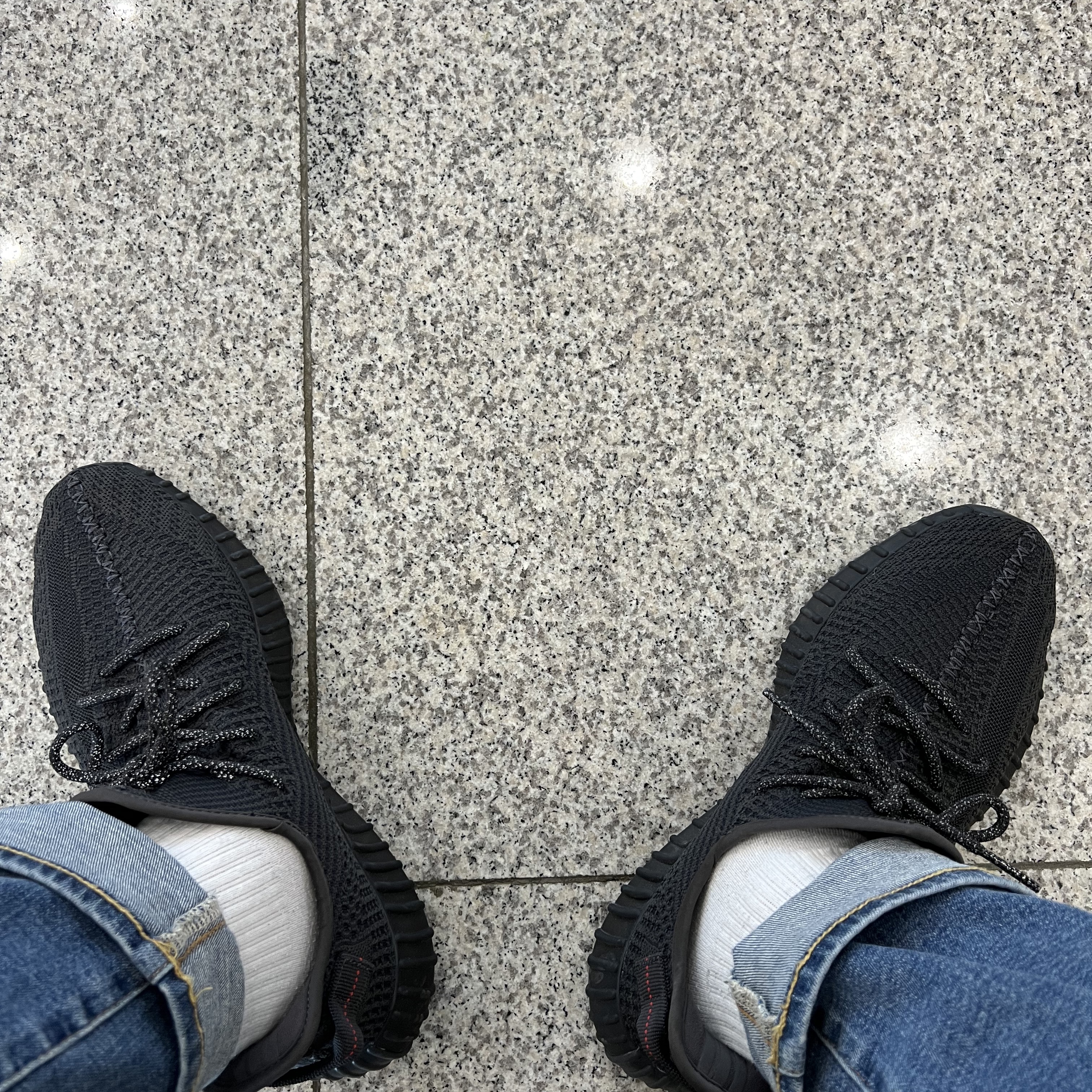 Adidas Yeezy Boost 350 V2 Black - Non-Reflective, Adidas Yeezy Boost 350 V2 Zyon 착용 스타일 - 1