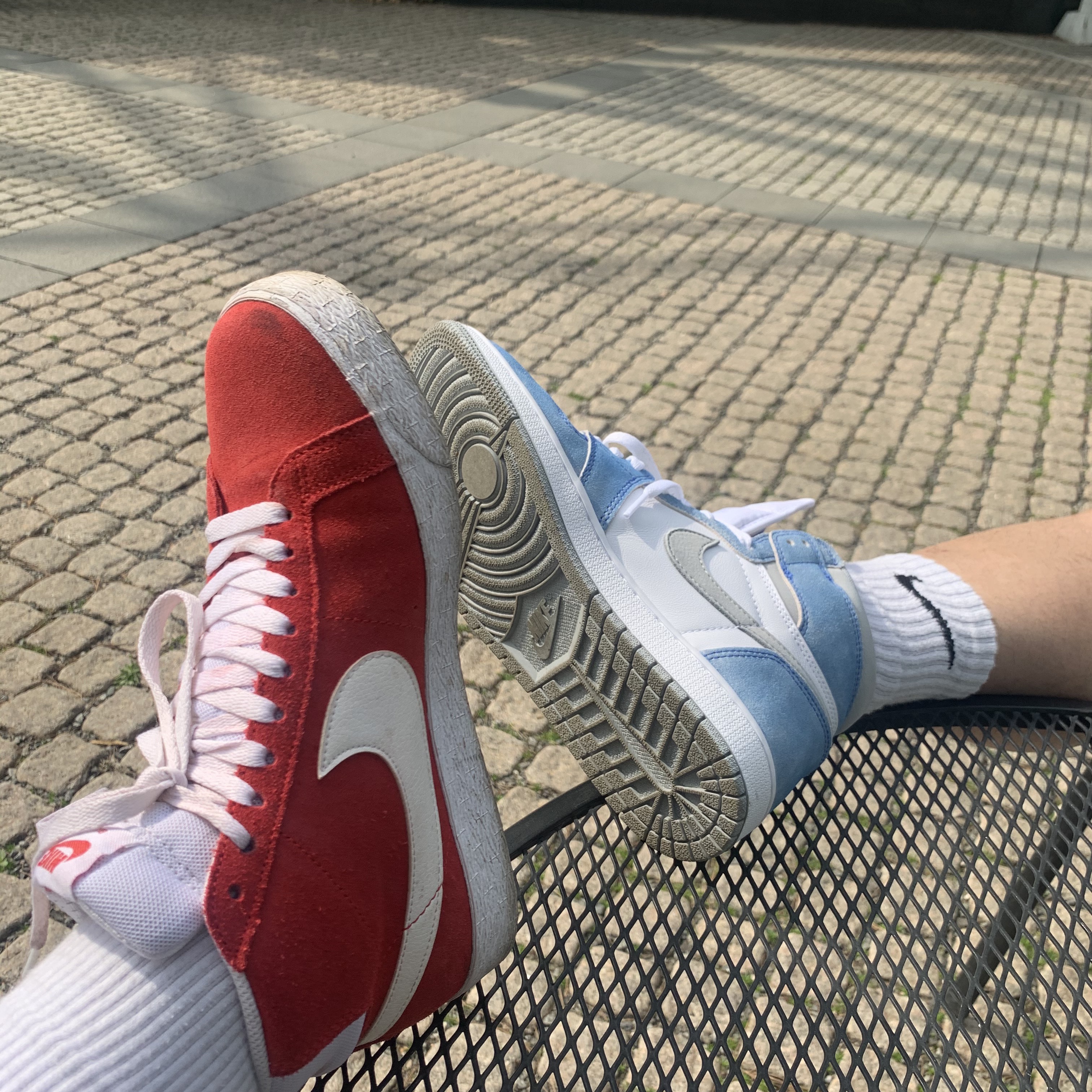 Jordan 1 Retro High OG University Blue, Nike Blazer Mid PRM Vintage QS Rainbow Pack Varsity Red 착용 스타일
