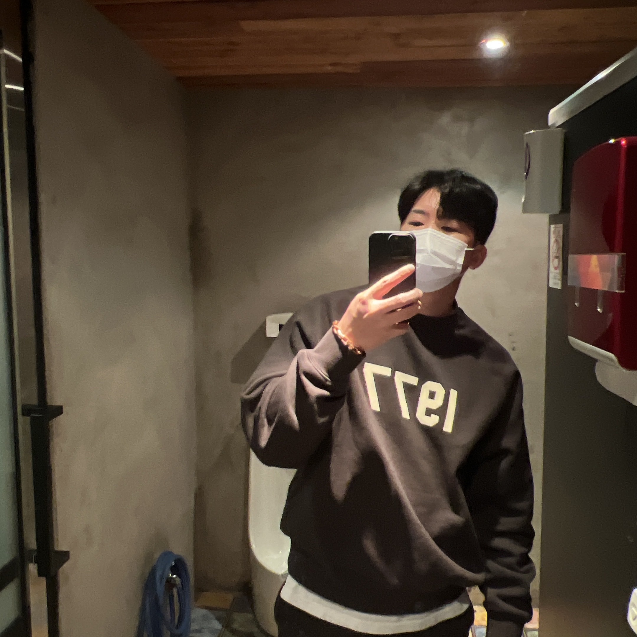 Essentials 1977 Crewneck Sweatshirt Iron - 22SS, Essentials 1977 Shorts Iron - 22SS 착용 스타일